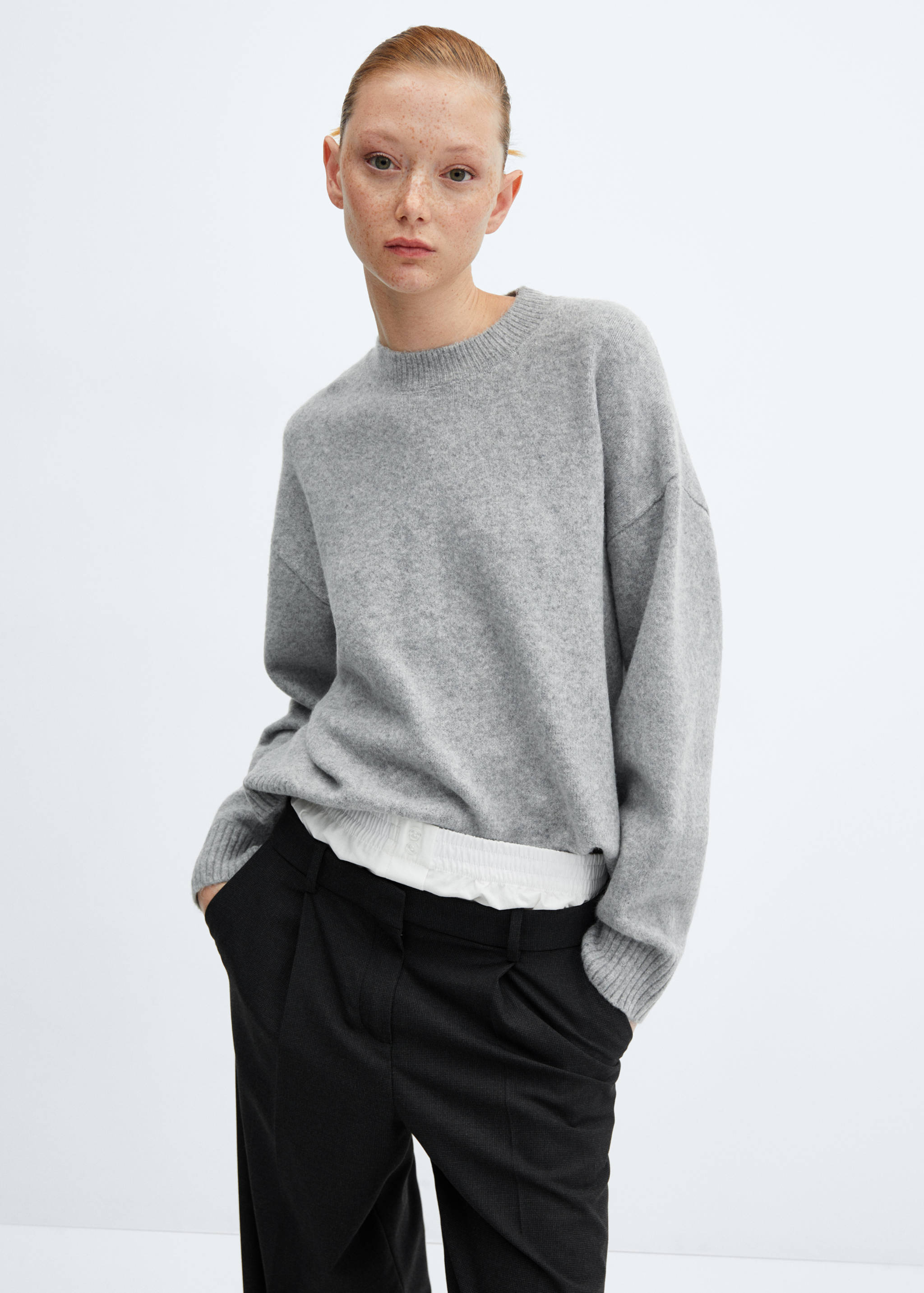 Round-neck knitted sweater - Medium plane