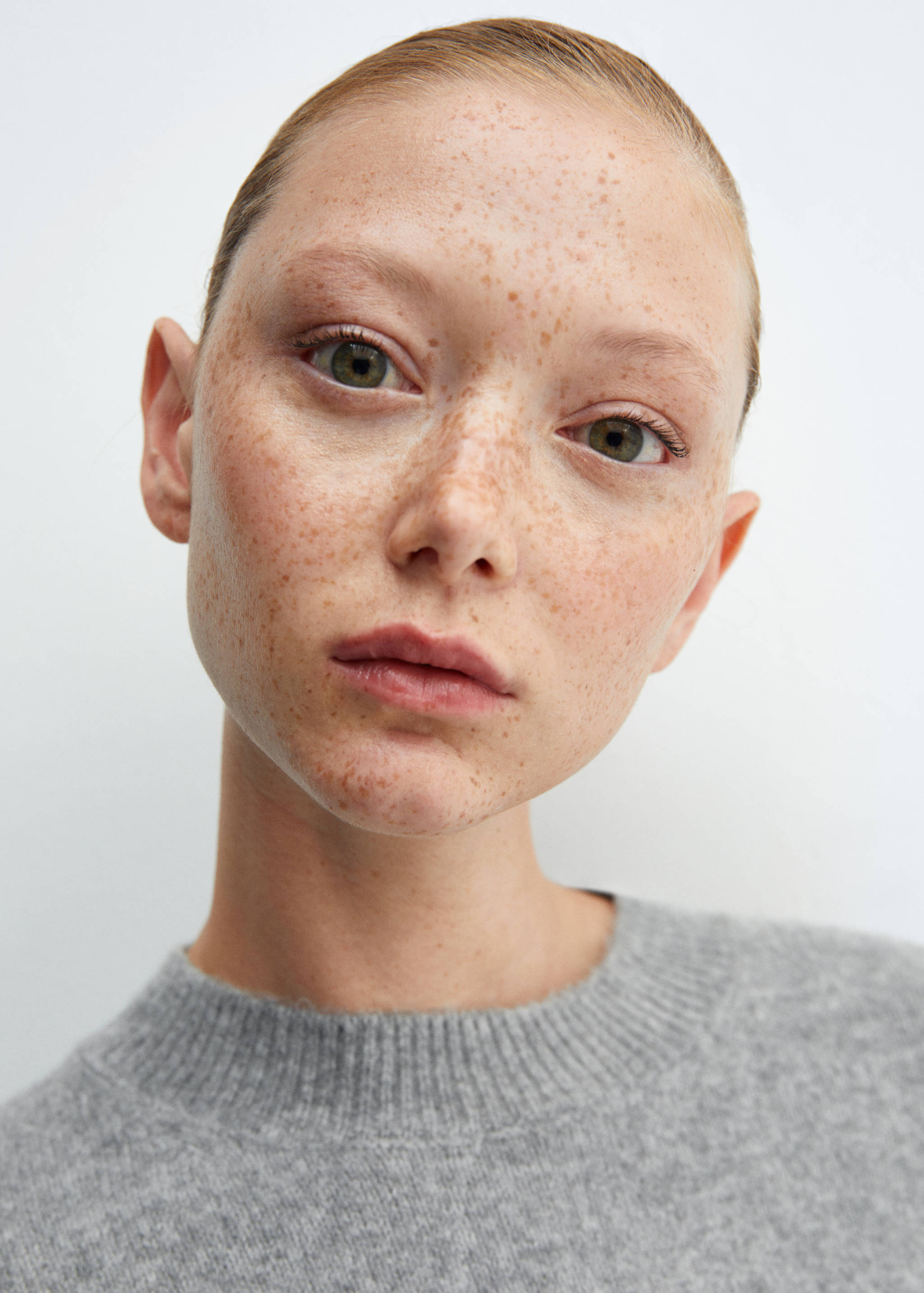 Round-neck knitted sweater - Details of the article 1