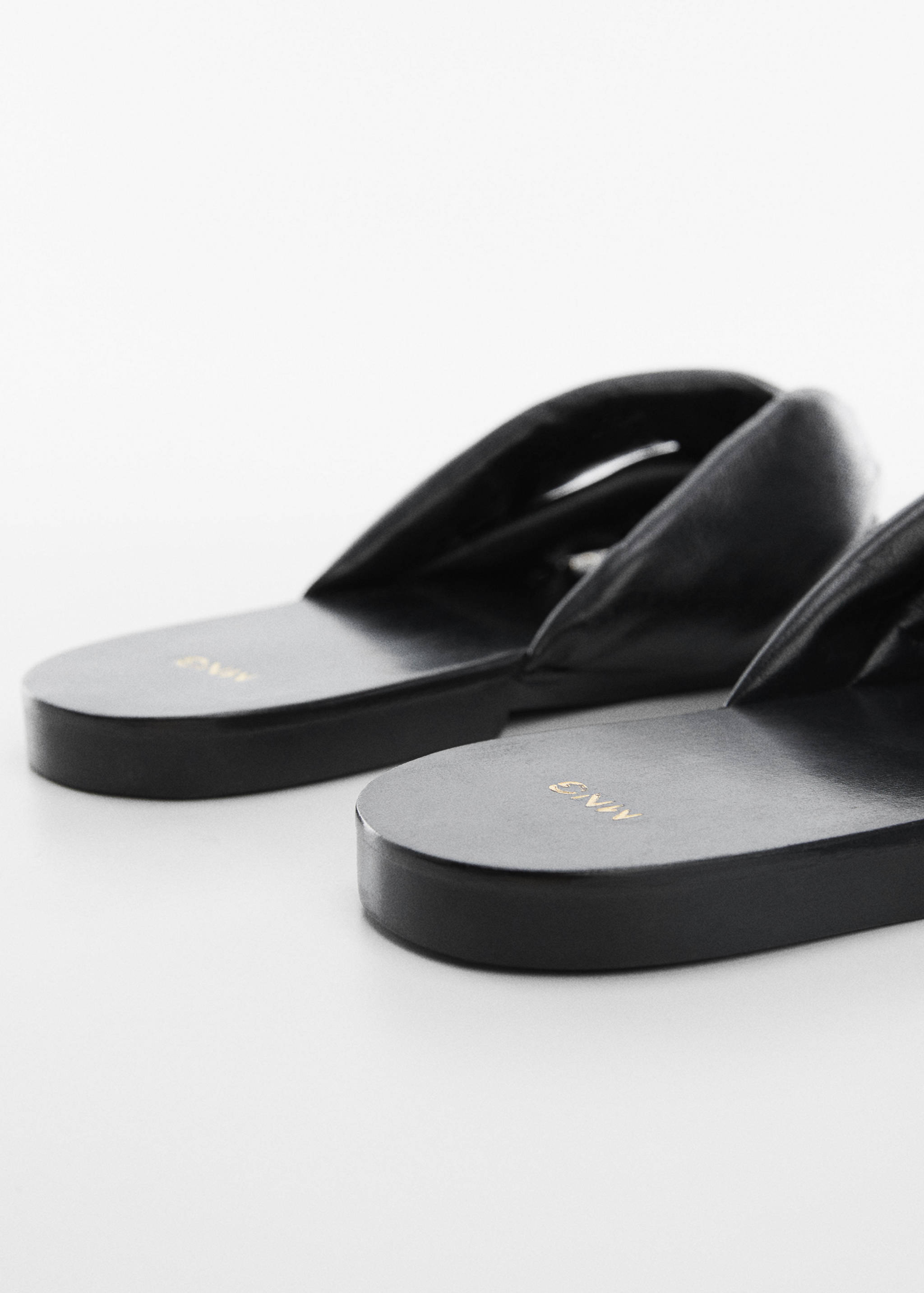 Кожаные шлепанцы с заклепками - Деталь изделия 2