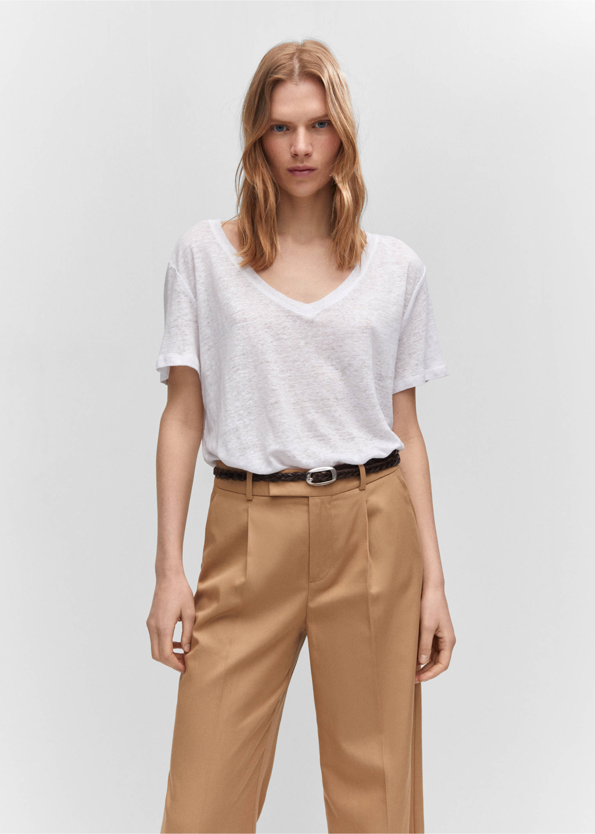 V-neck linen t-shirt - Medium plane, White. Ref: 57010263-00.