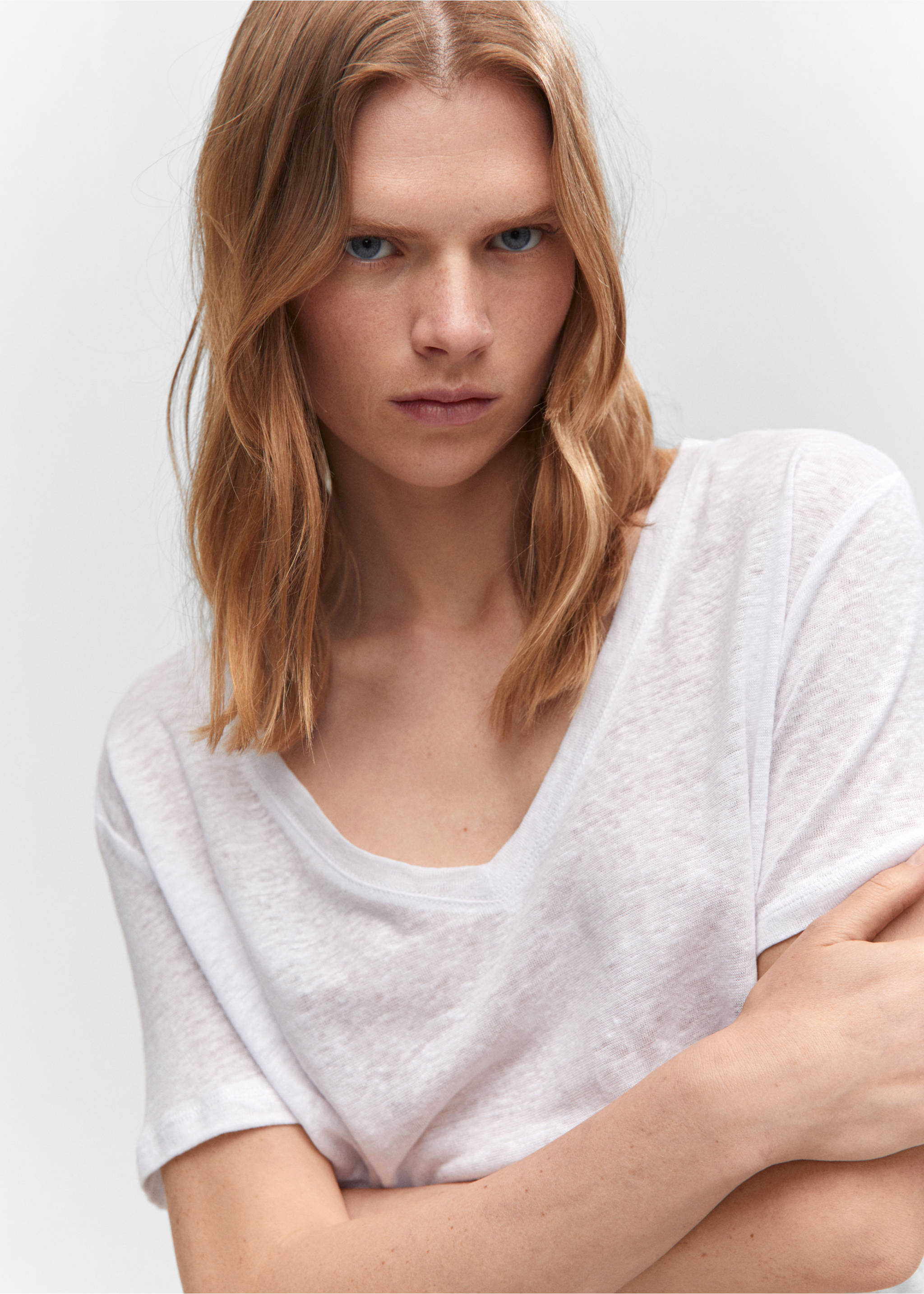V-neck linen t-shirt - Details of the article 1, White. Ref: 57010263-00.