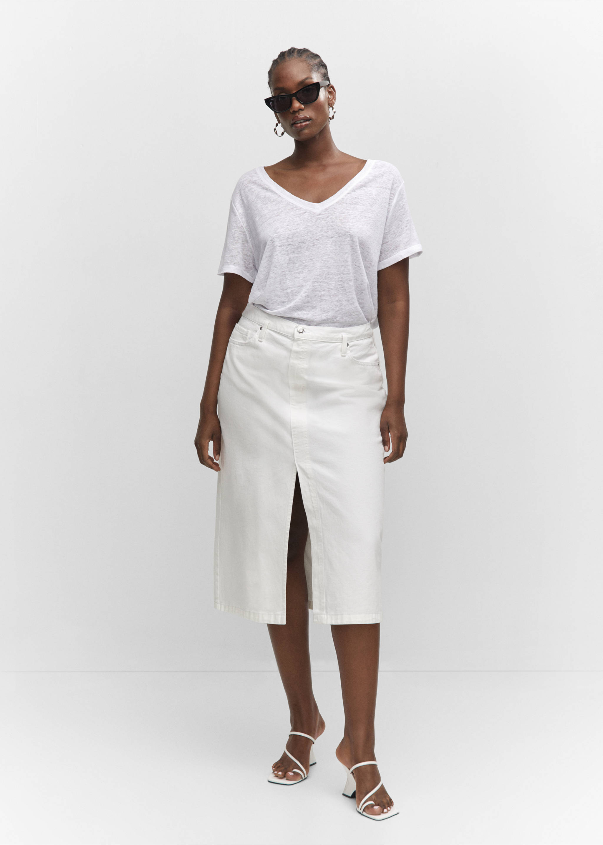 V-neck linen t-shirt - Details of the article 3, White. Ref: 57010263-00.