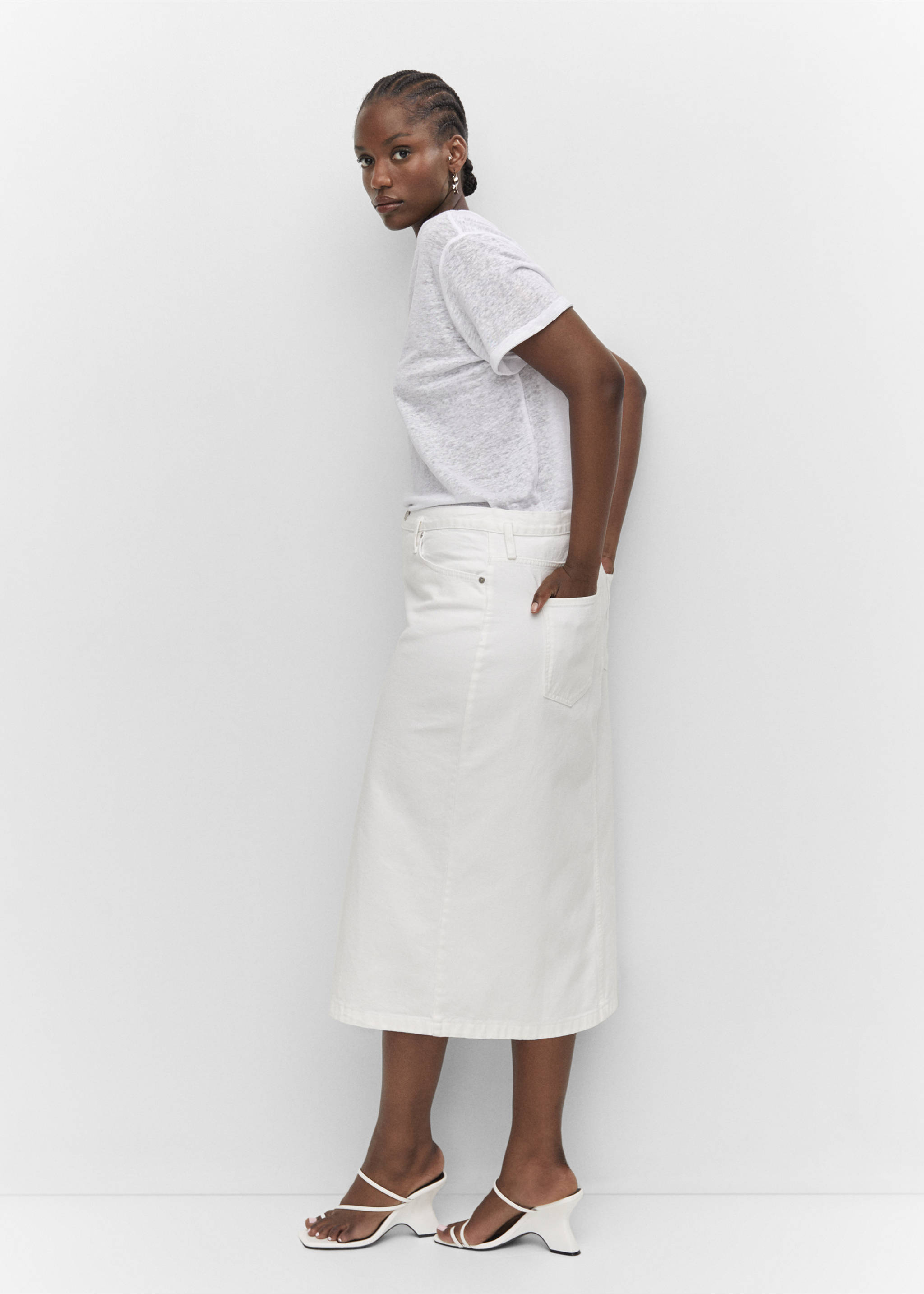 V-neck linen t-shirt - Details of the article 4, White. Ref: 57010263-00.