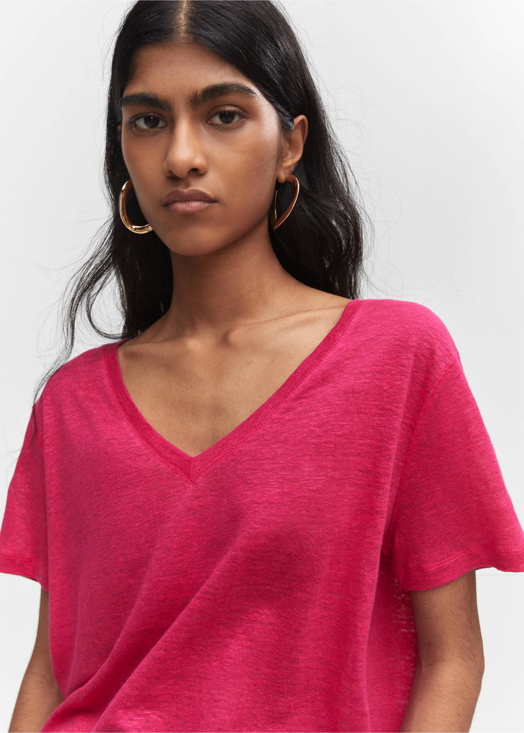 V-neck linen t-shirt - Details of the article 1, Fuchsia. Ref: 57010263-00.