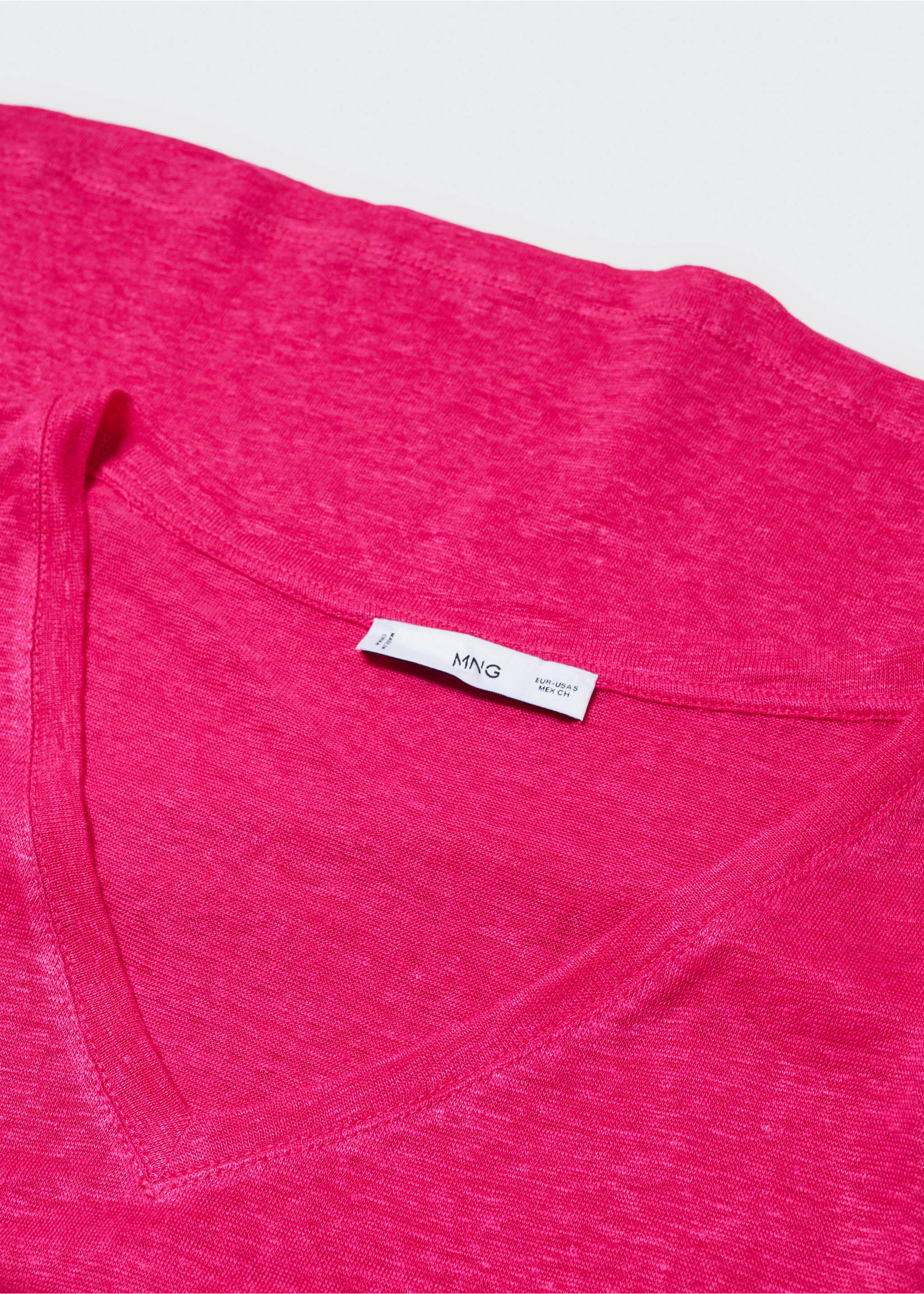 V-neck linen t-shirt - Details of the article 8, Fuchsia. Ref: 57010263-00.