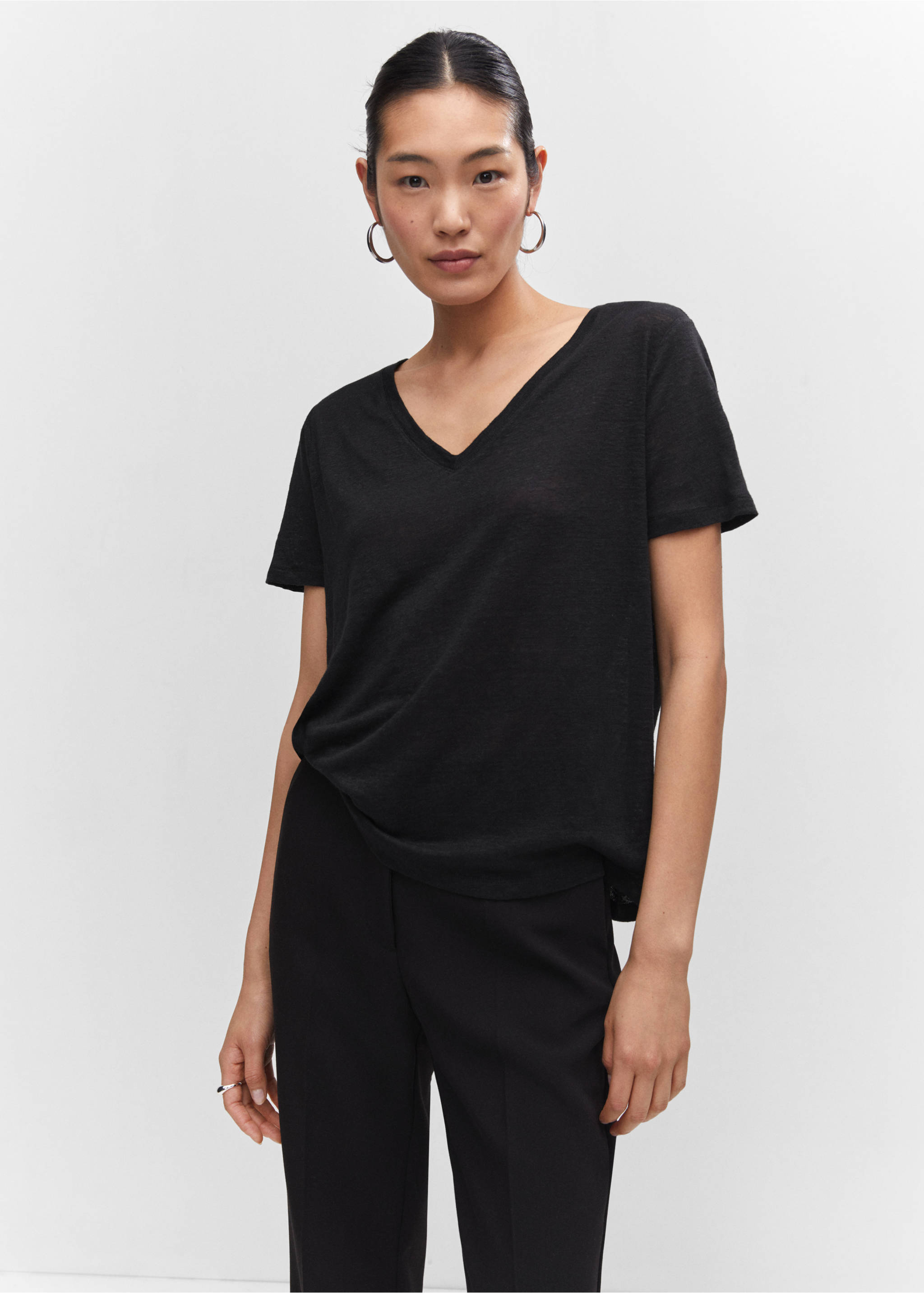 V-neck linen t-shirt - Medium plane, Black. Ref: 57010263-00.