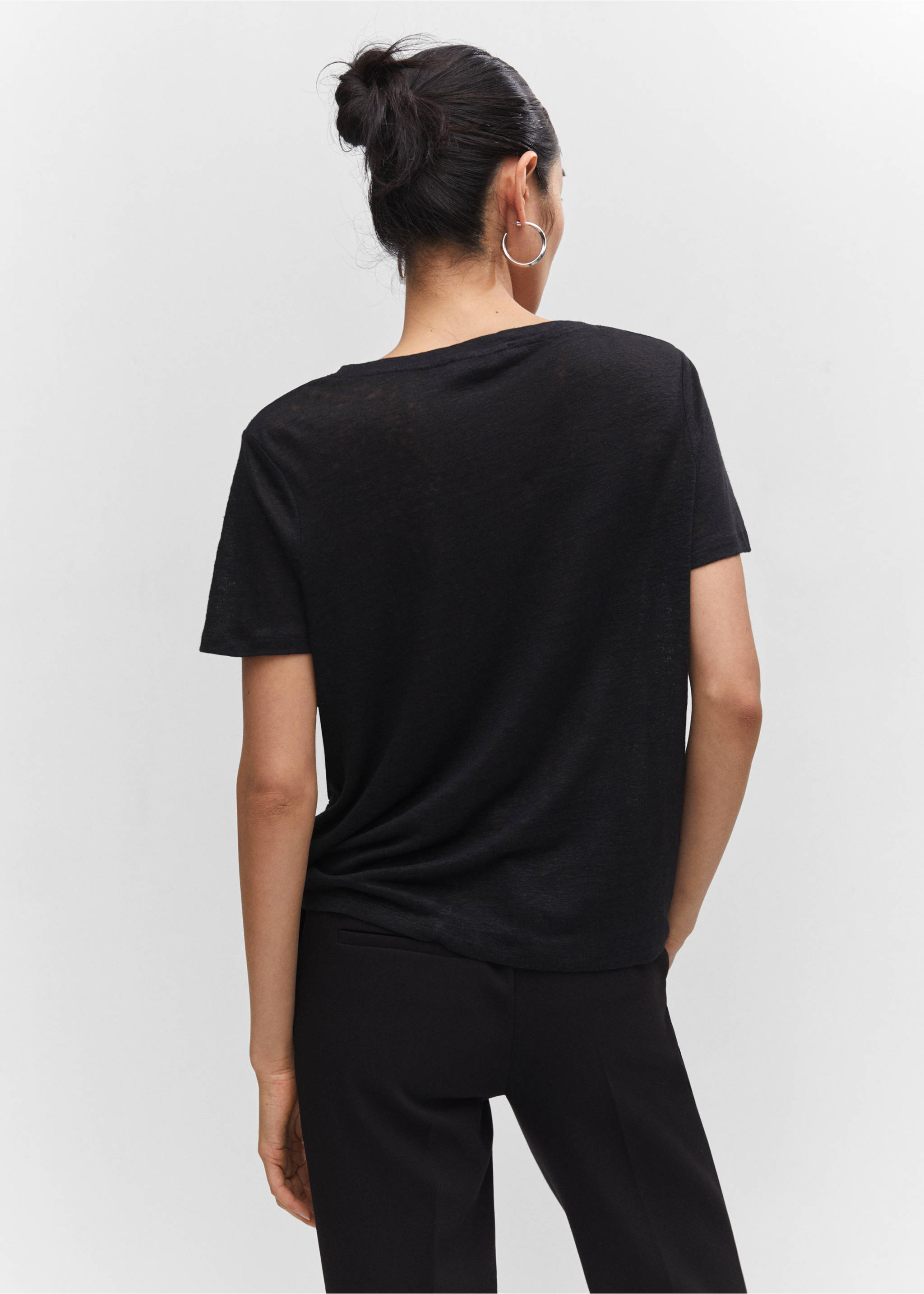 V-neck linen t-shirt - Reverse of the article, Black. Ref: 57010263-00.