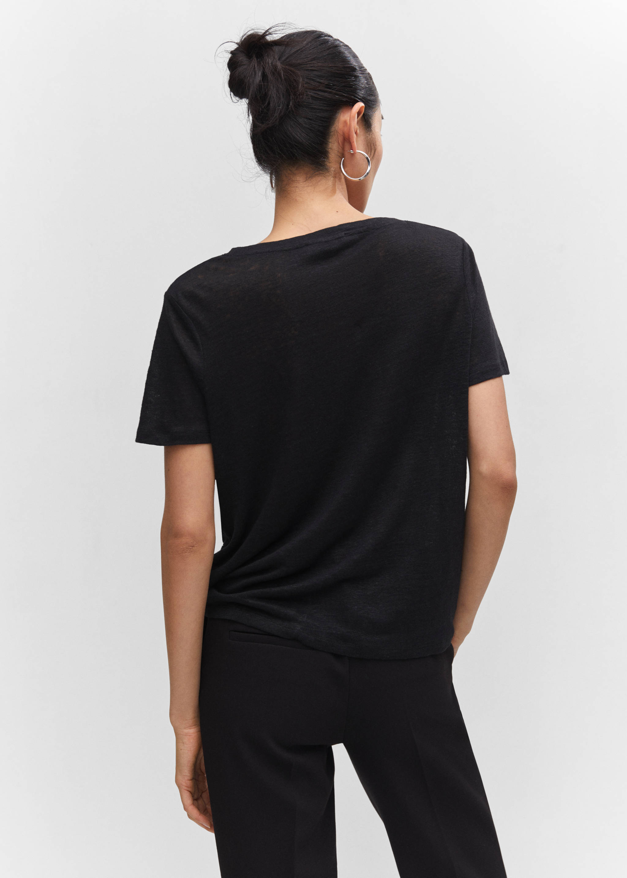 V-neck linen t-shirt - Reverse of the article