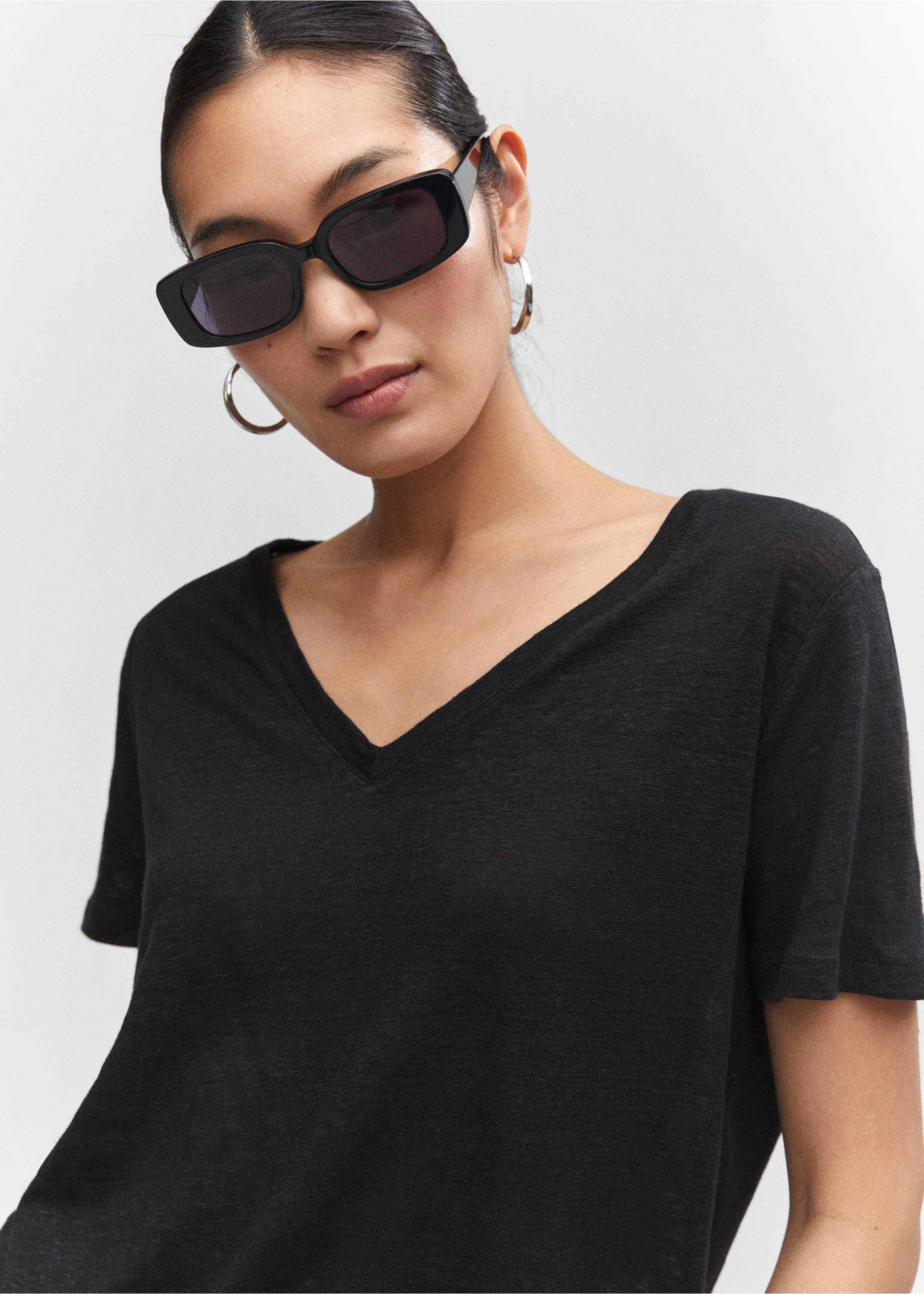 V-neck linen t-shirt - Details of the article 1, Black. Ref: 57010263-00.