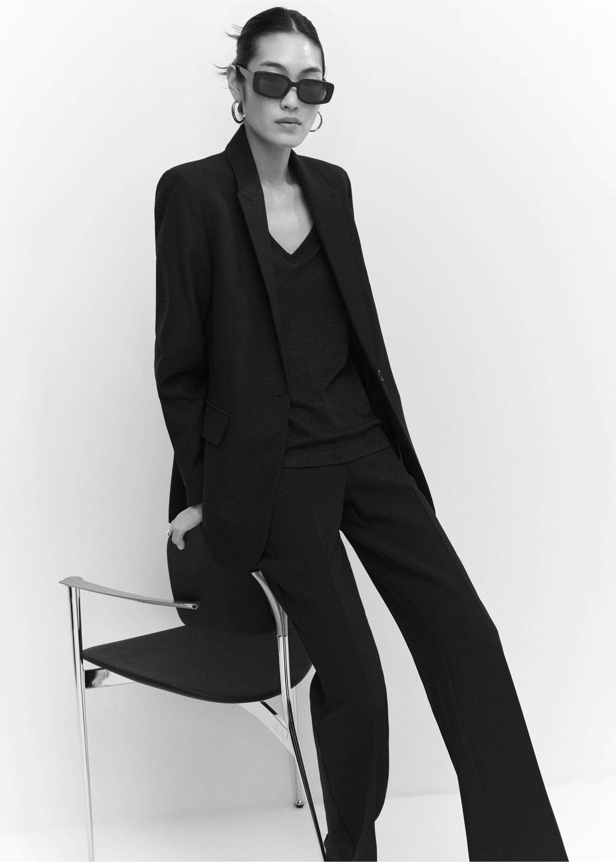 V-neck linen t-shirt - Details of the article 2, Black. Ref: 57010263-00.