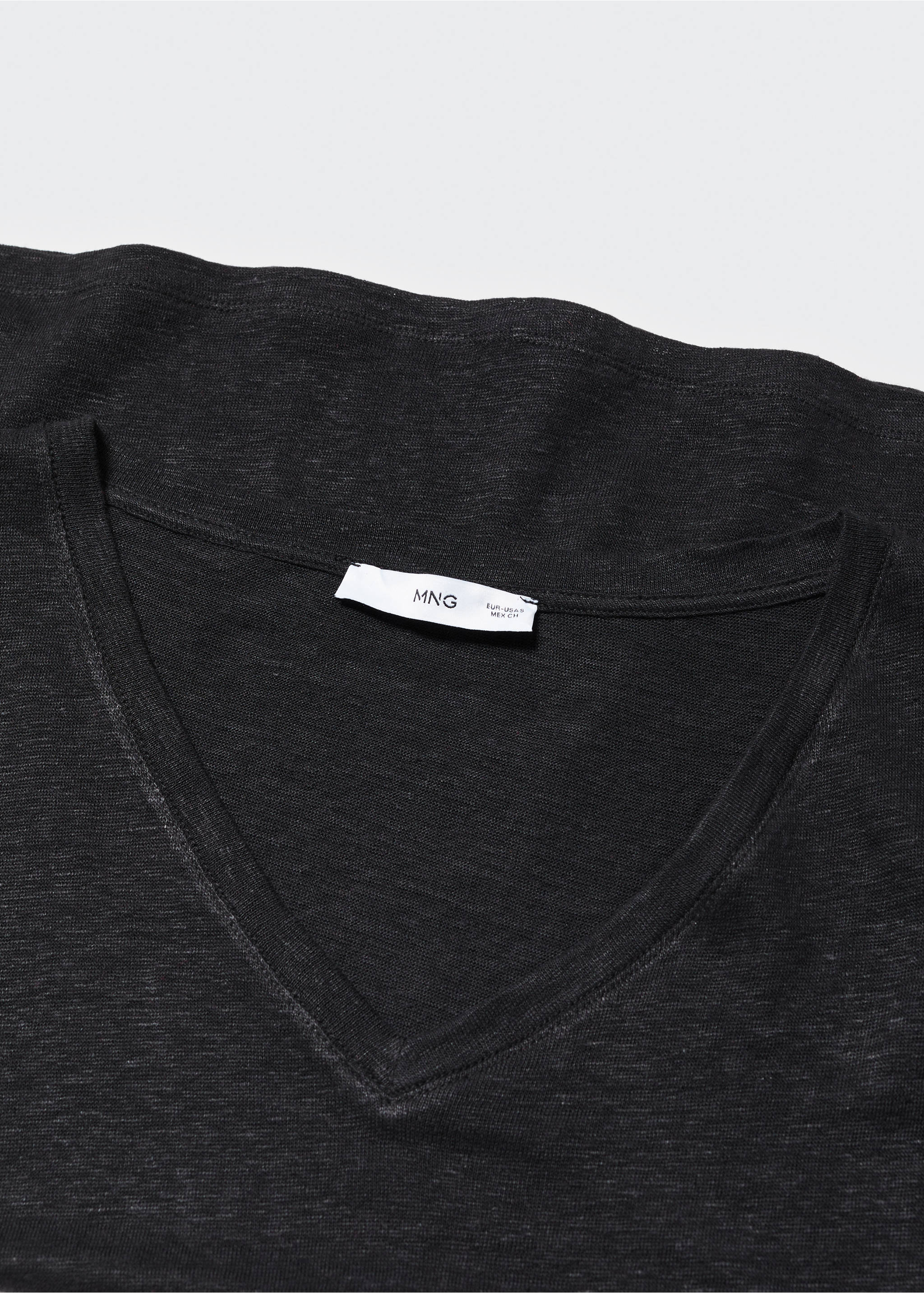 V-neck linen t-shirt - Details of the article 8, Black. Ref: 57010263-00.