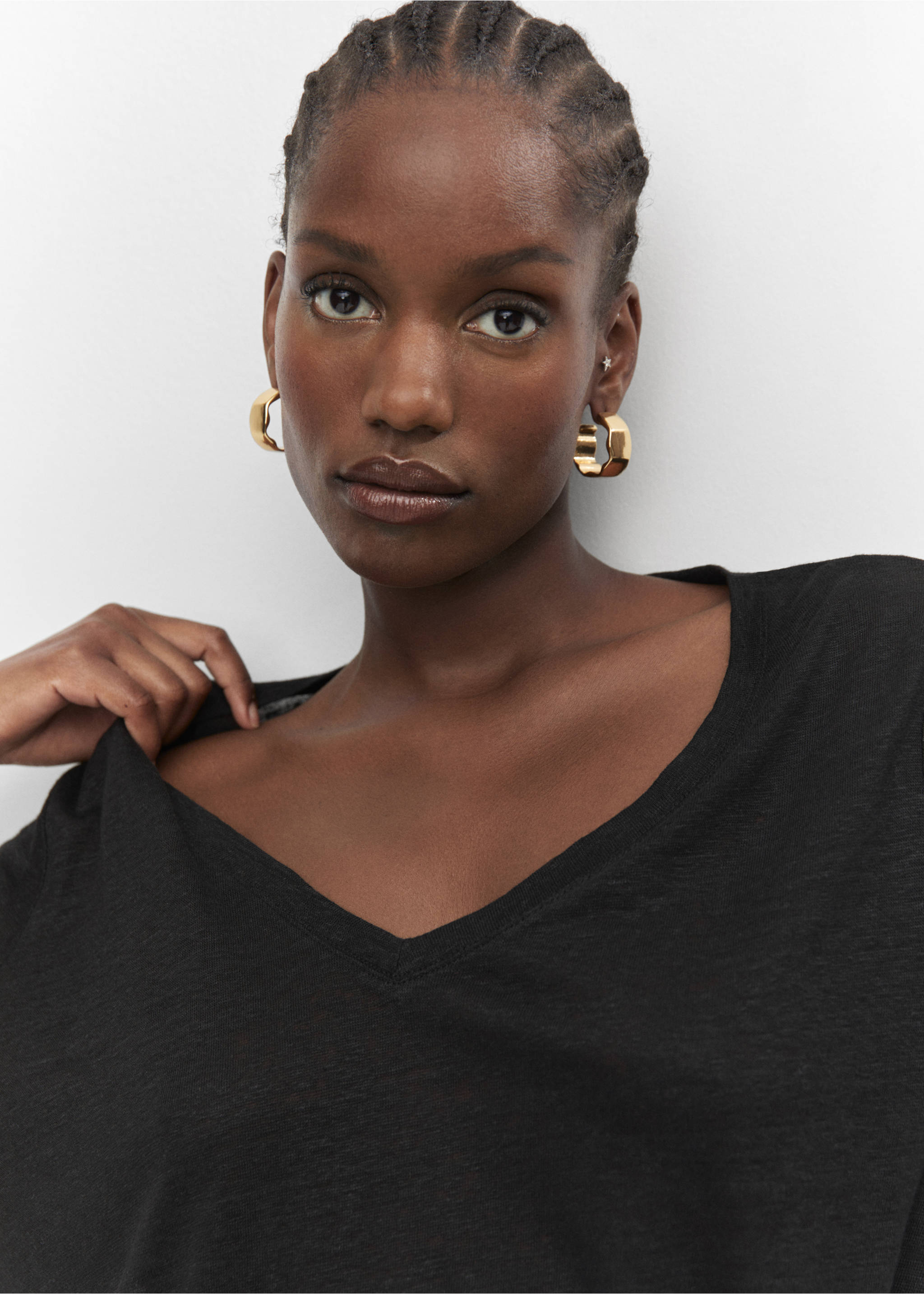 V-neck linen t-shirt - Details of the article 4, Black. Ref: 57010263-00.