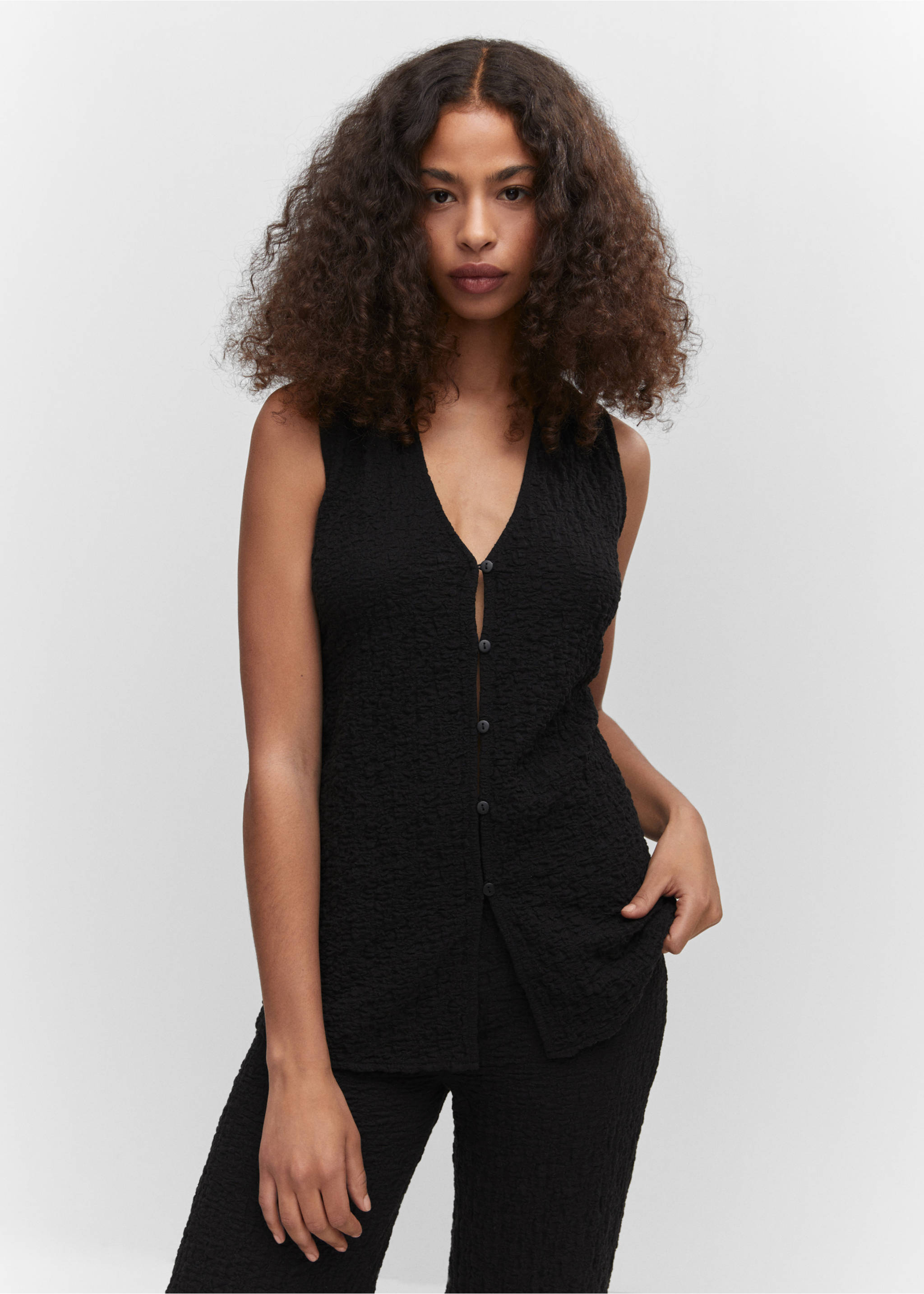 Textured polo neck gilet - Medium plane, Black. Ref: 57010277-00.