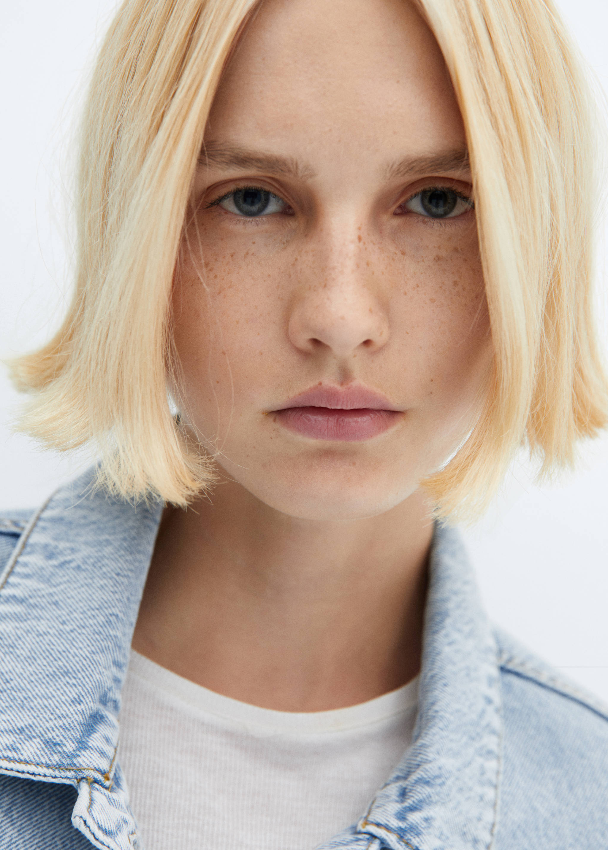 Cropped denim jacket - Details of the article 1