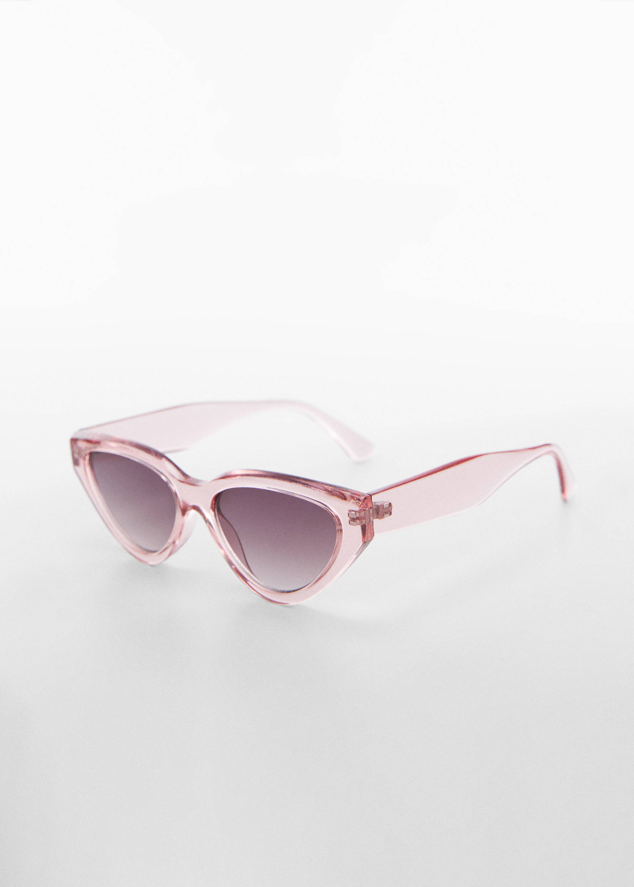 Lunettes de soleil cat-eye - Plan moyen