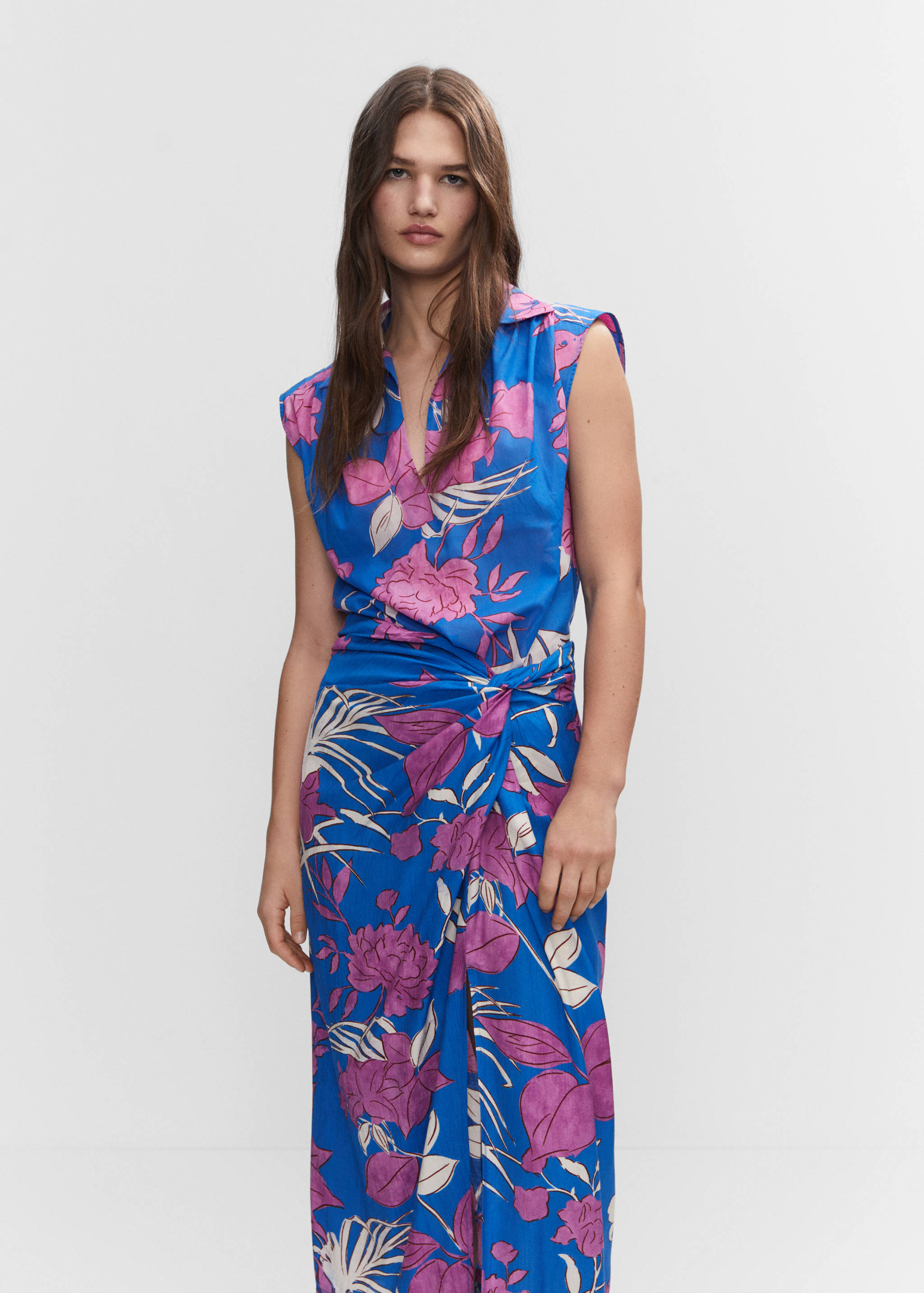 Рубашка без рукавов с принтом - Средний план