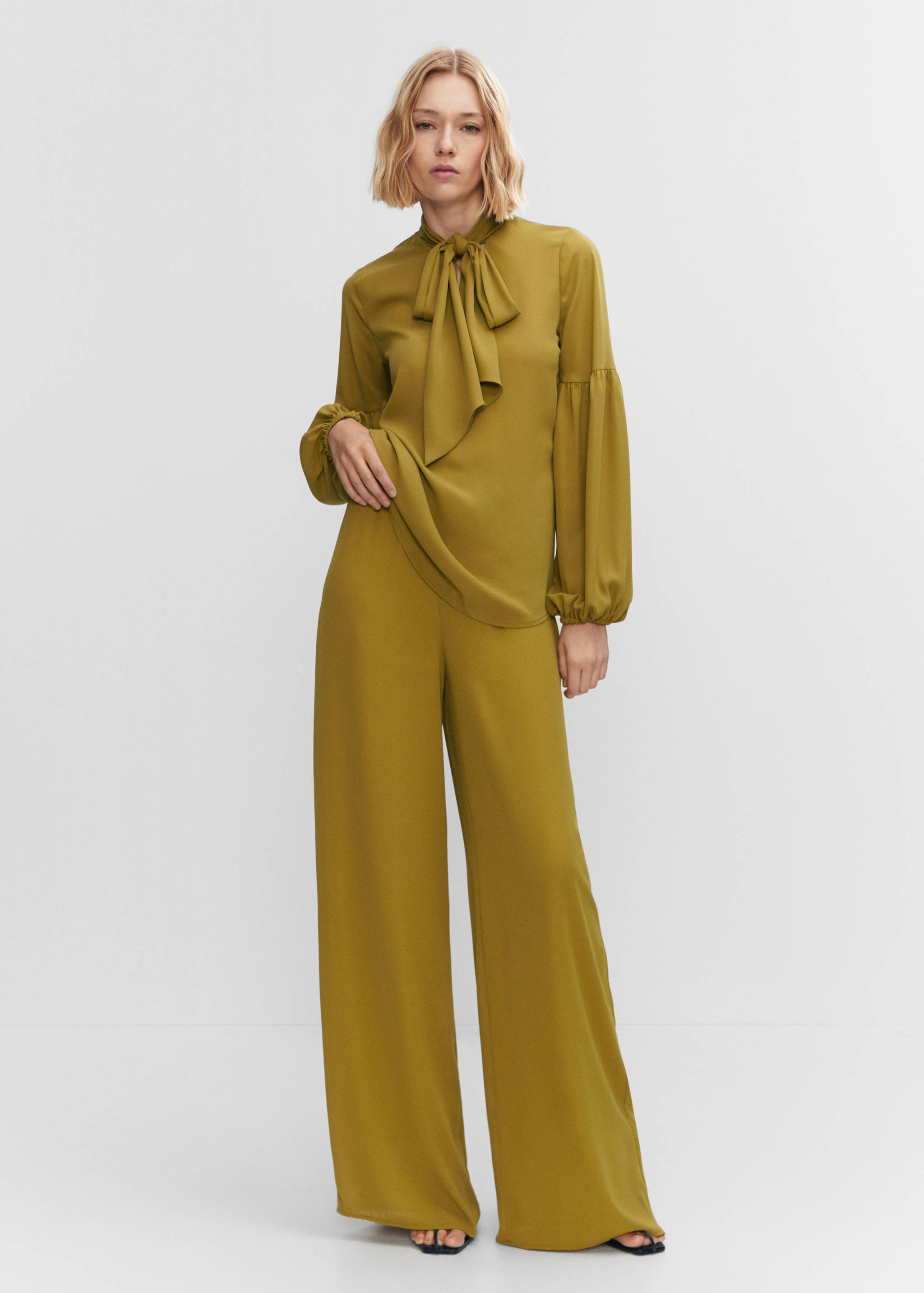 Blusa lazo manga abullonada - Plano general