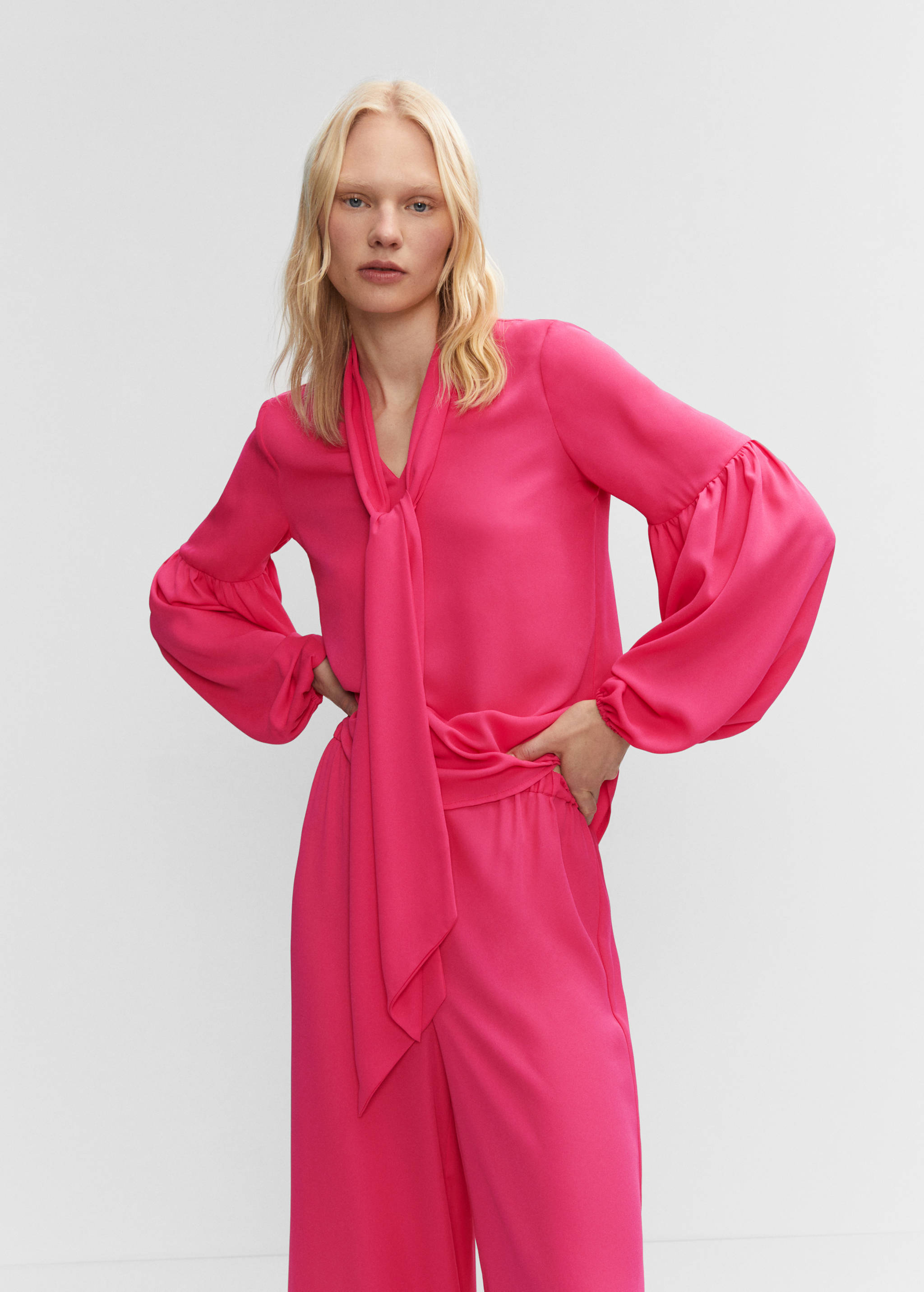 Blusa lazo manga abullonada - Plano medio