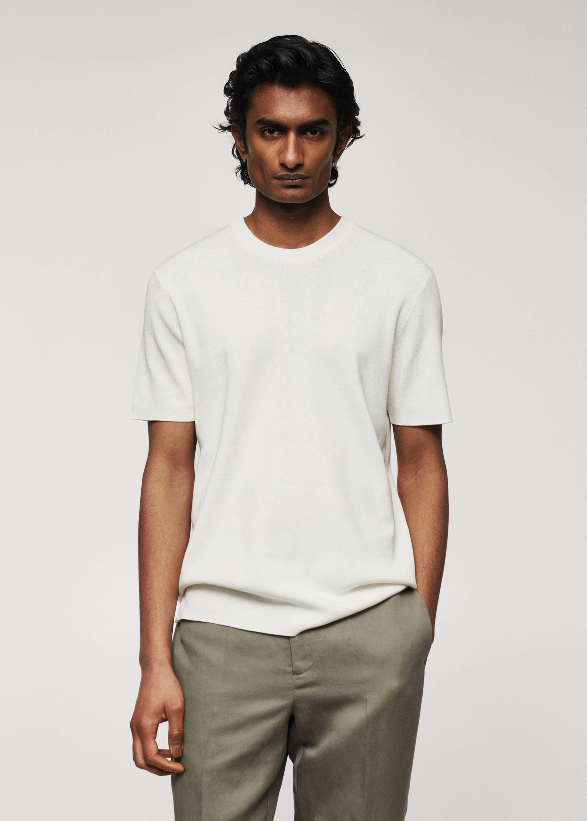 Хлопковая футболка из тонкого трикотажа - Средний план