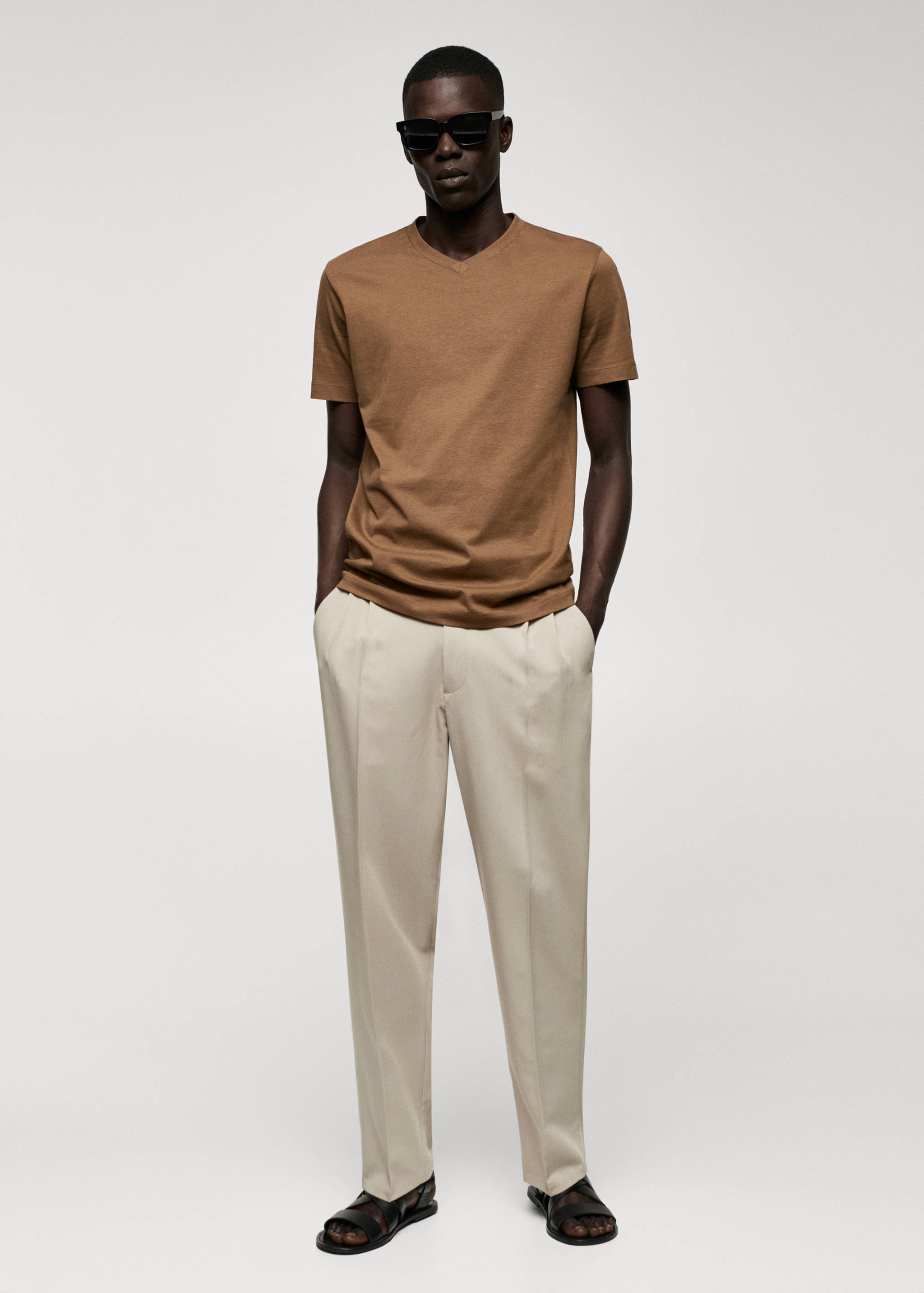 Basic cotton V-neck T-shirt - General plane