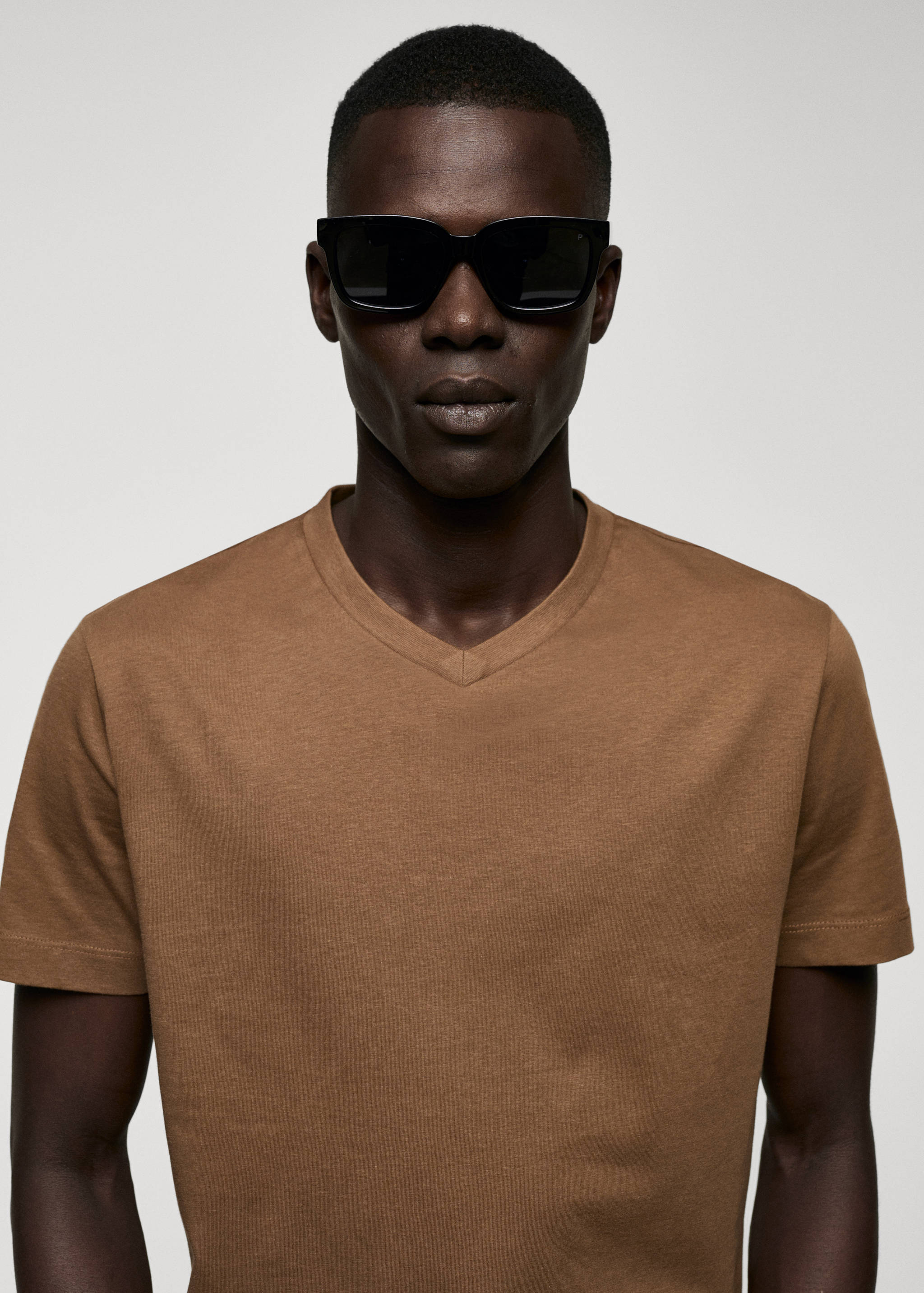 Basic cotton V-neck T-shirt - Details of the article 1