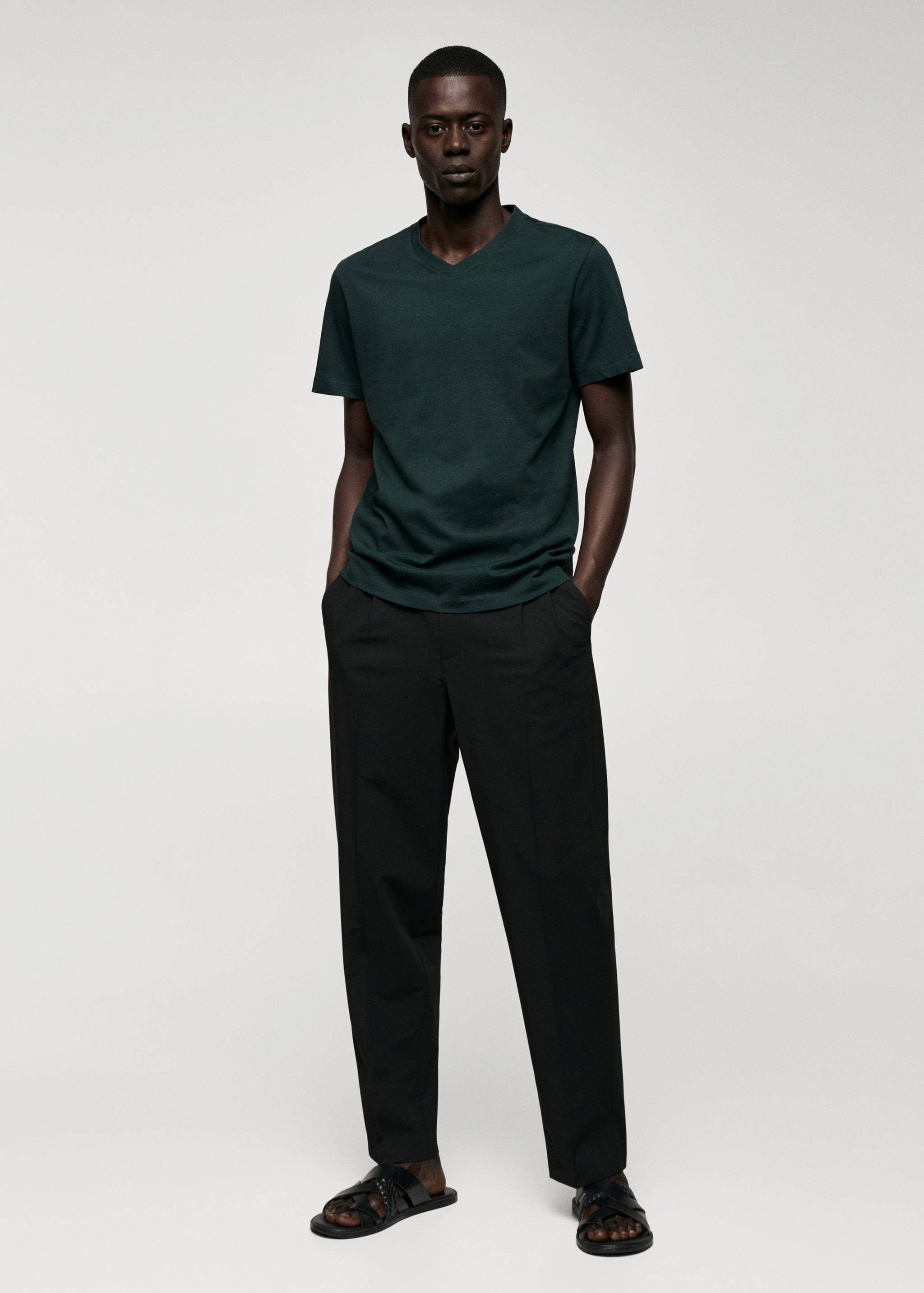 Basic cotton V-neck T-shirt - General plane