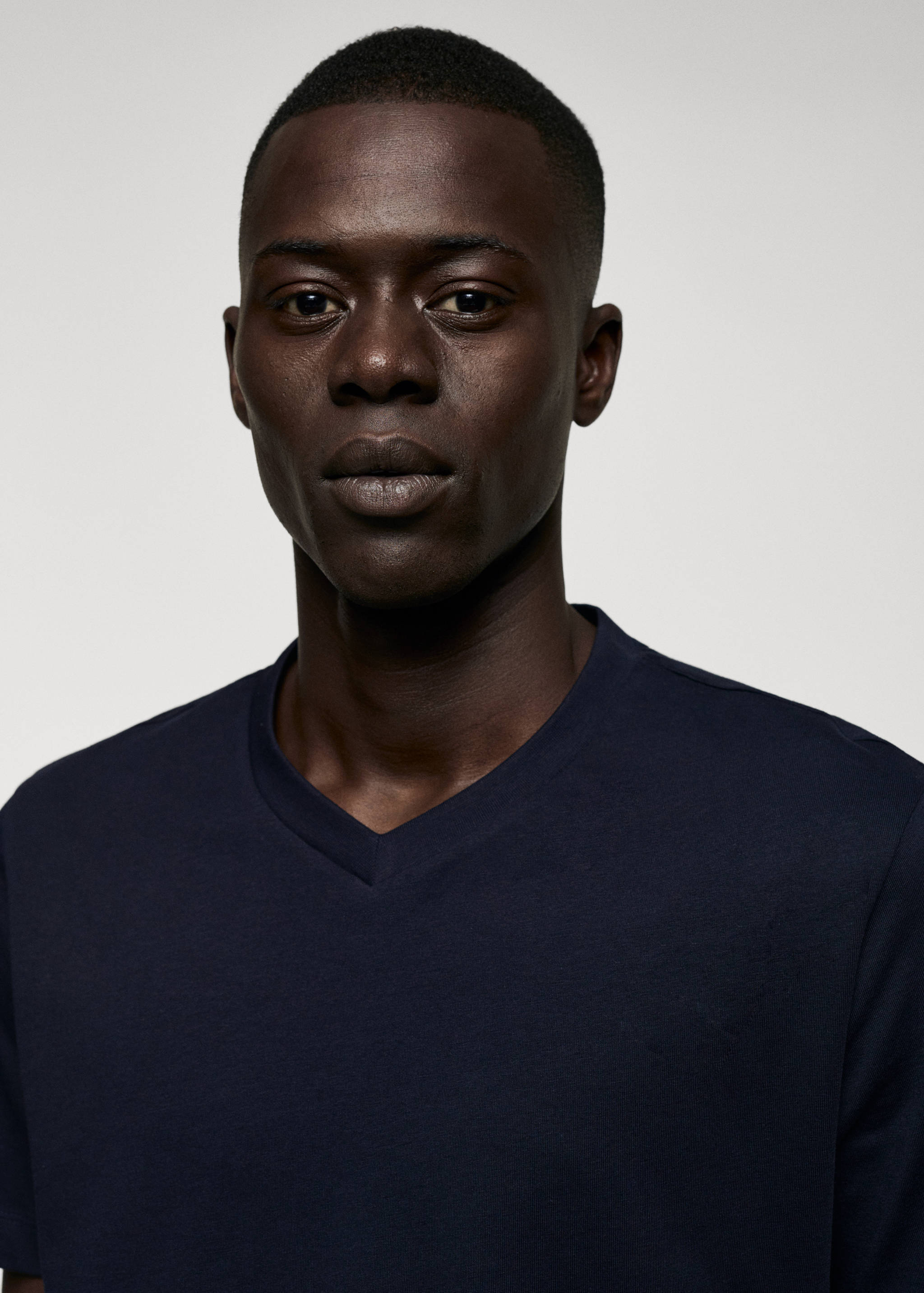 T-shirt basique coton col V - Détail de l'article 1