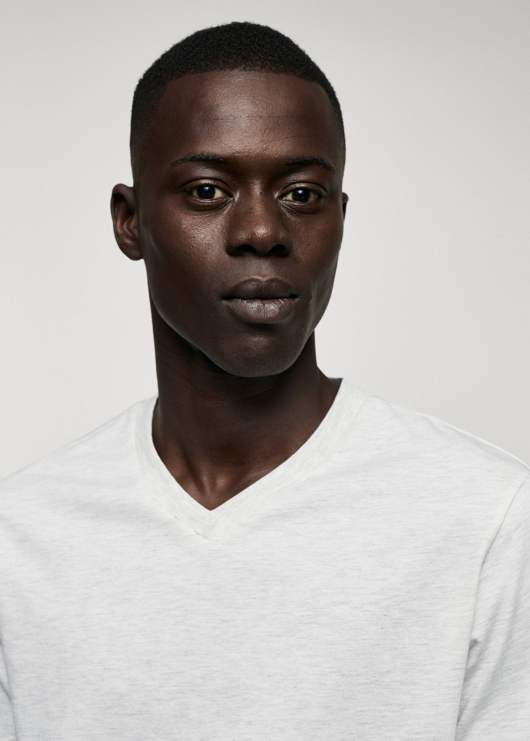 T-shirt basique coton col V - Détail de l'article 1