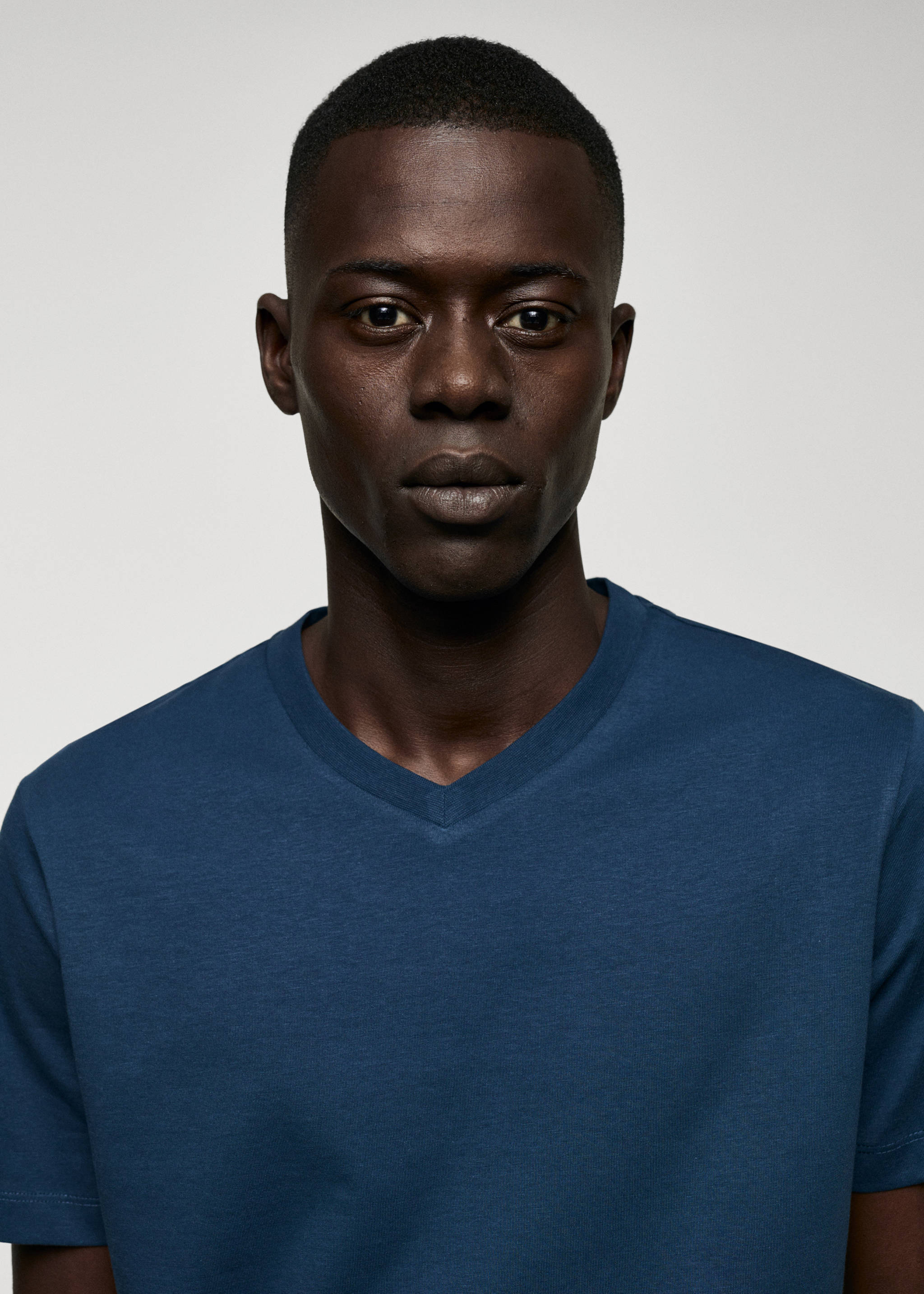 T-shirt basique coton col V - Détail de l'article 1