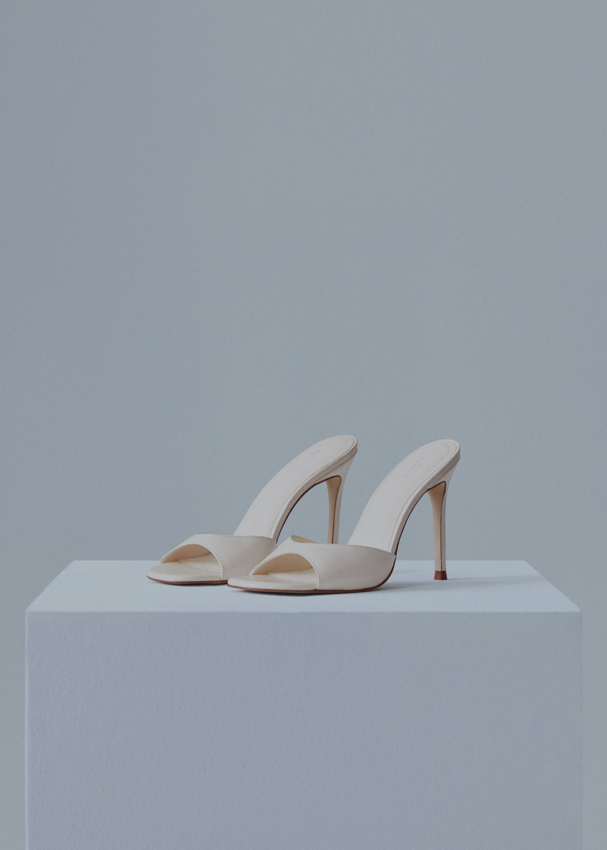 Кожаные босоножки на каблуке без задника - Средний план