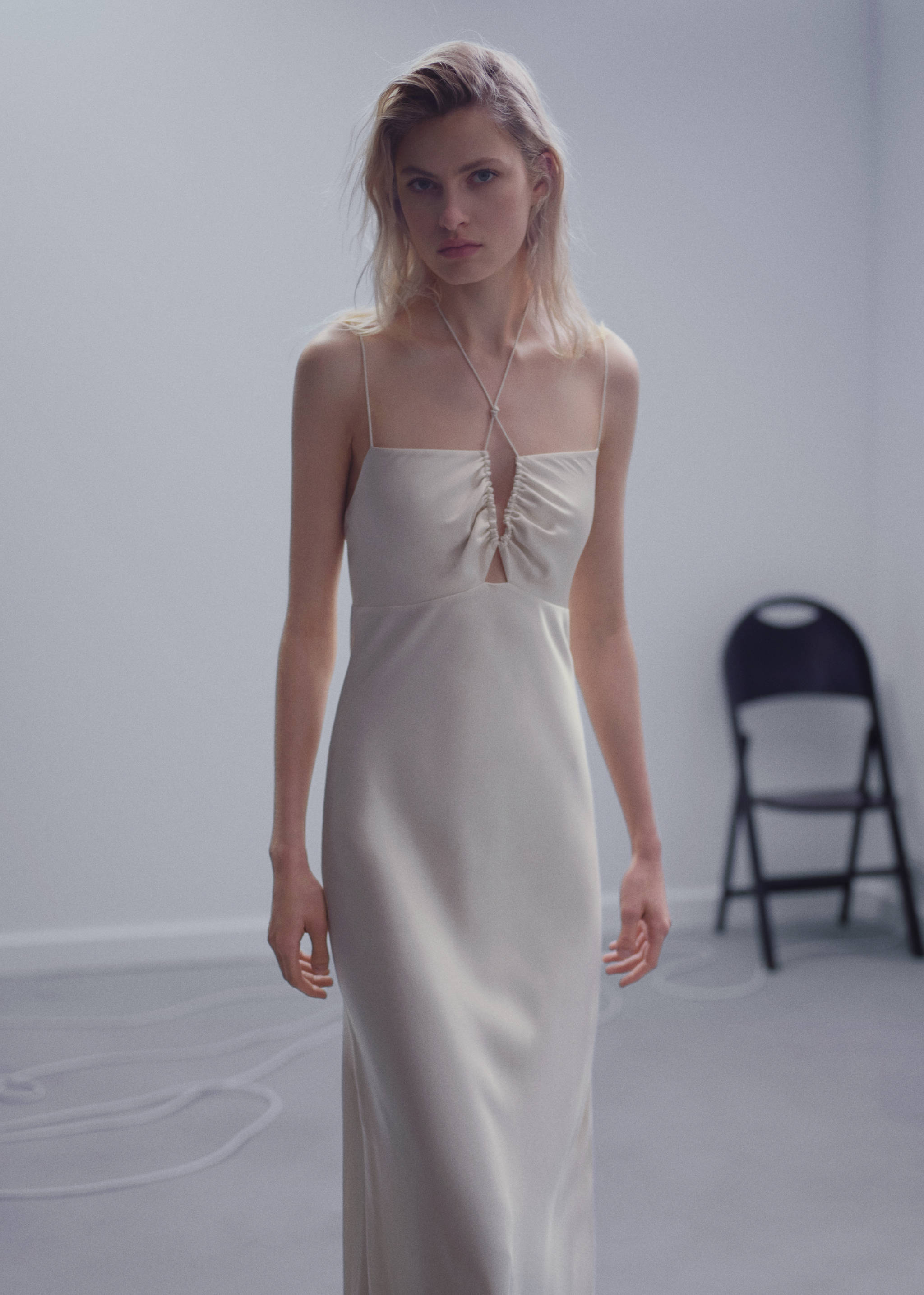 Satin dress with crossed straps - Medium plane