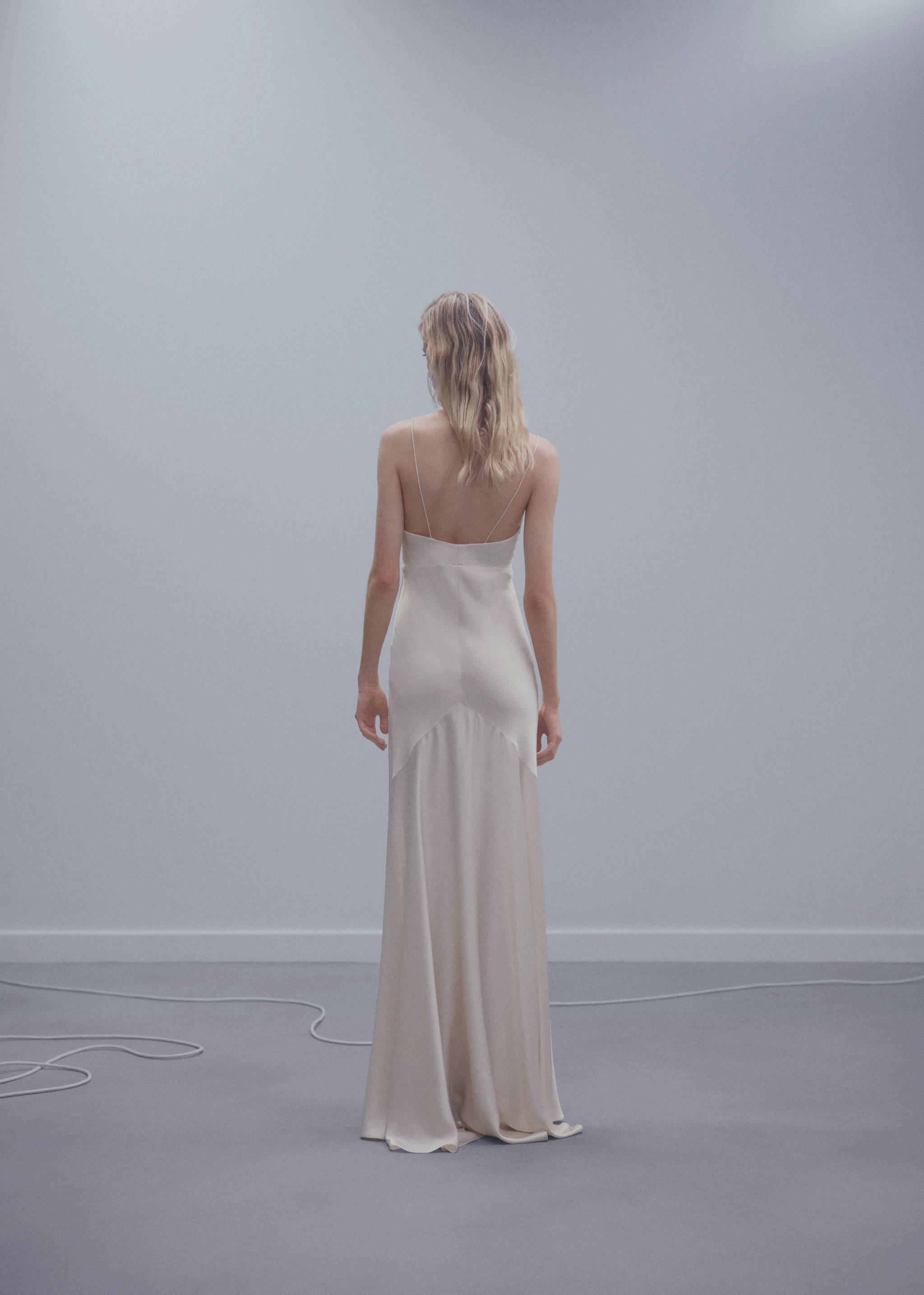Satin dress with crossed straps - Reverse of the article