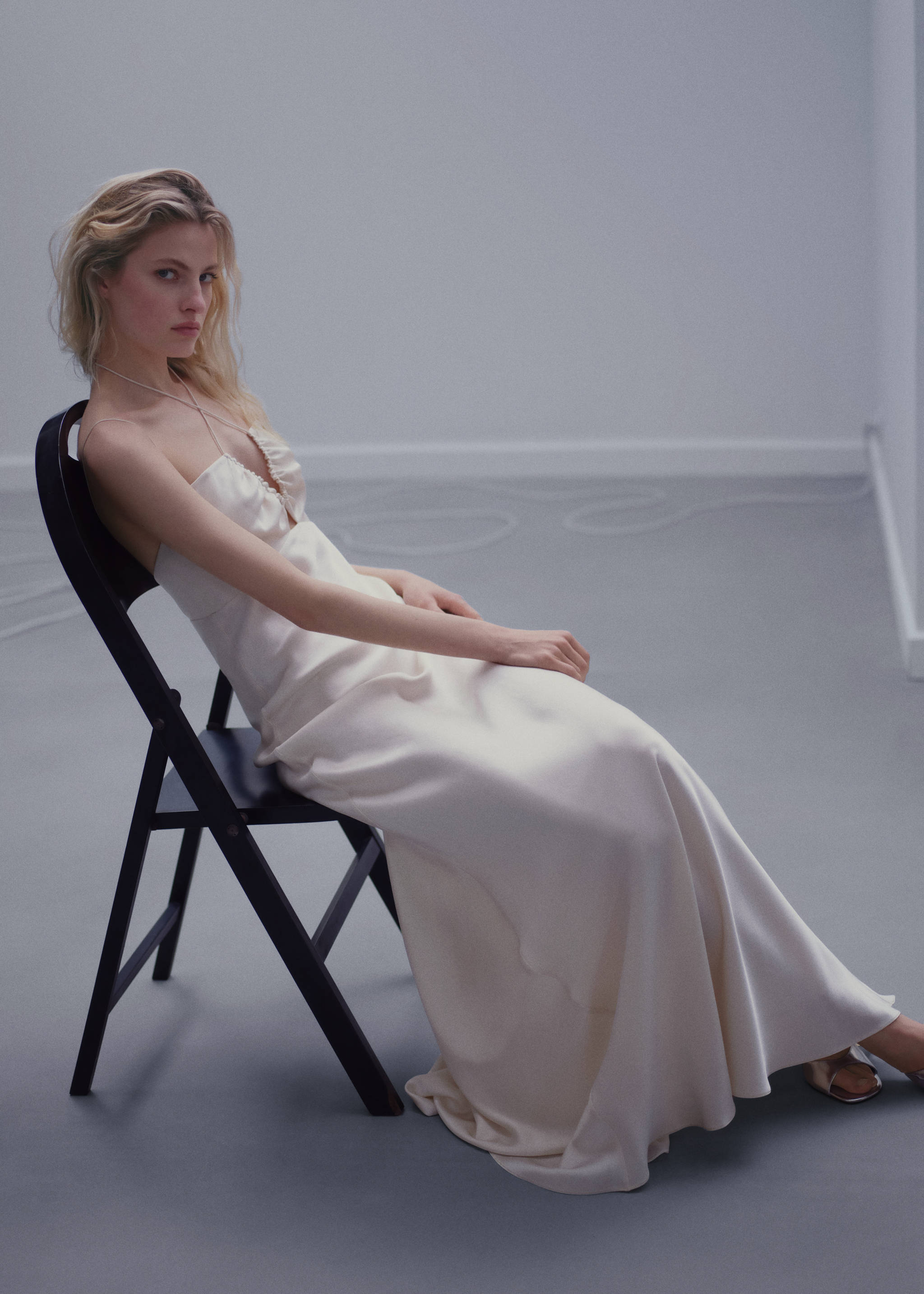 Satin dress with crossed straps - Details of the article 6