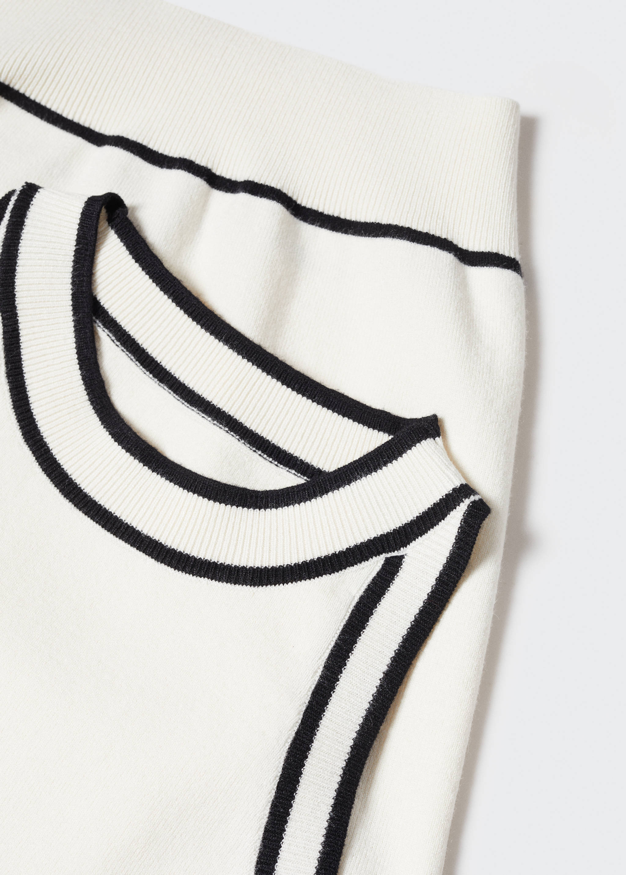 Knitted top with contrast details - Details of the article 8