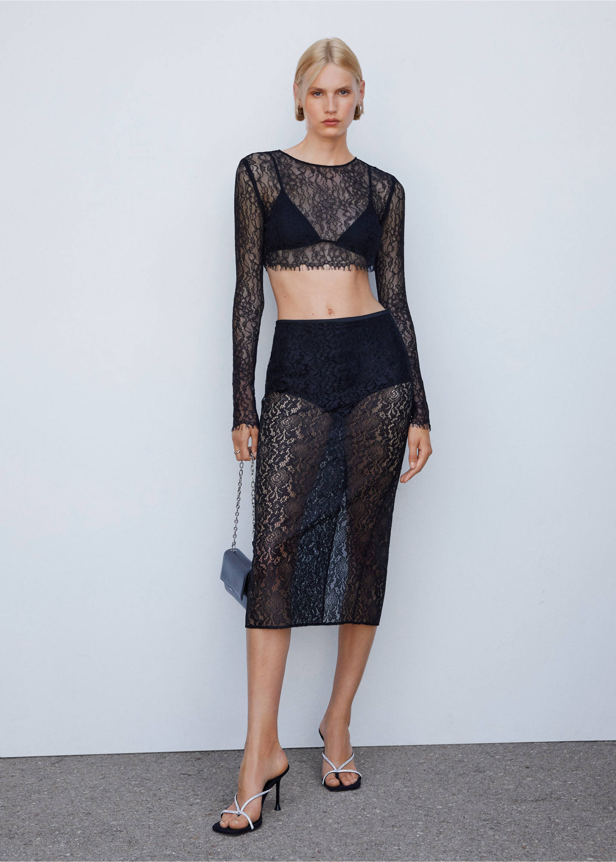 Blusa crop encaje - Plano general, Negro. Ref: 57013824-00.