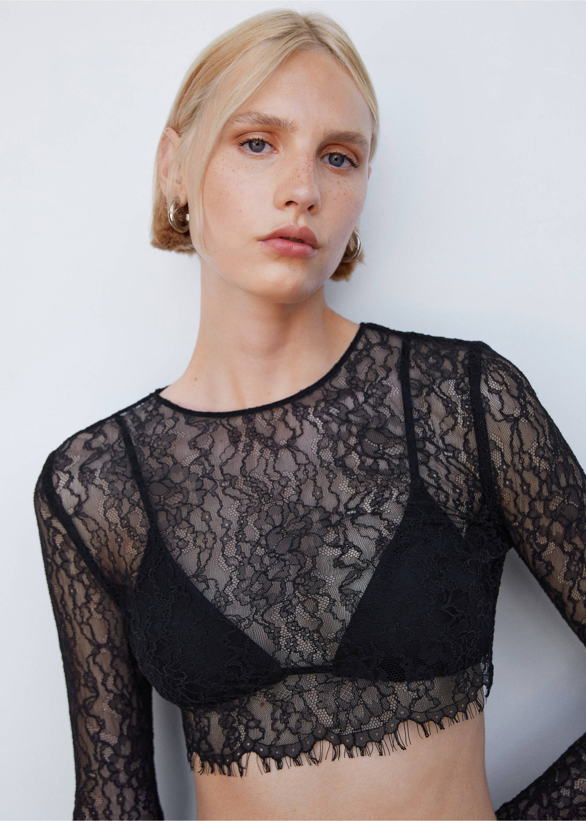 Blusa crop encaje - Detalle del artículo 1, Negro. Ref: 57013824-00.
