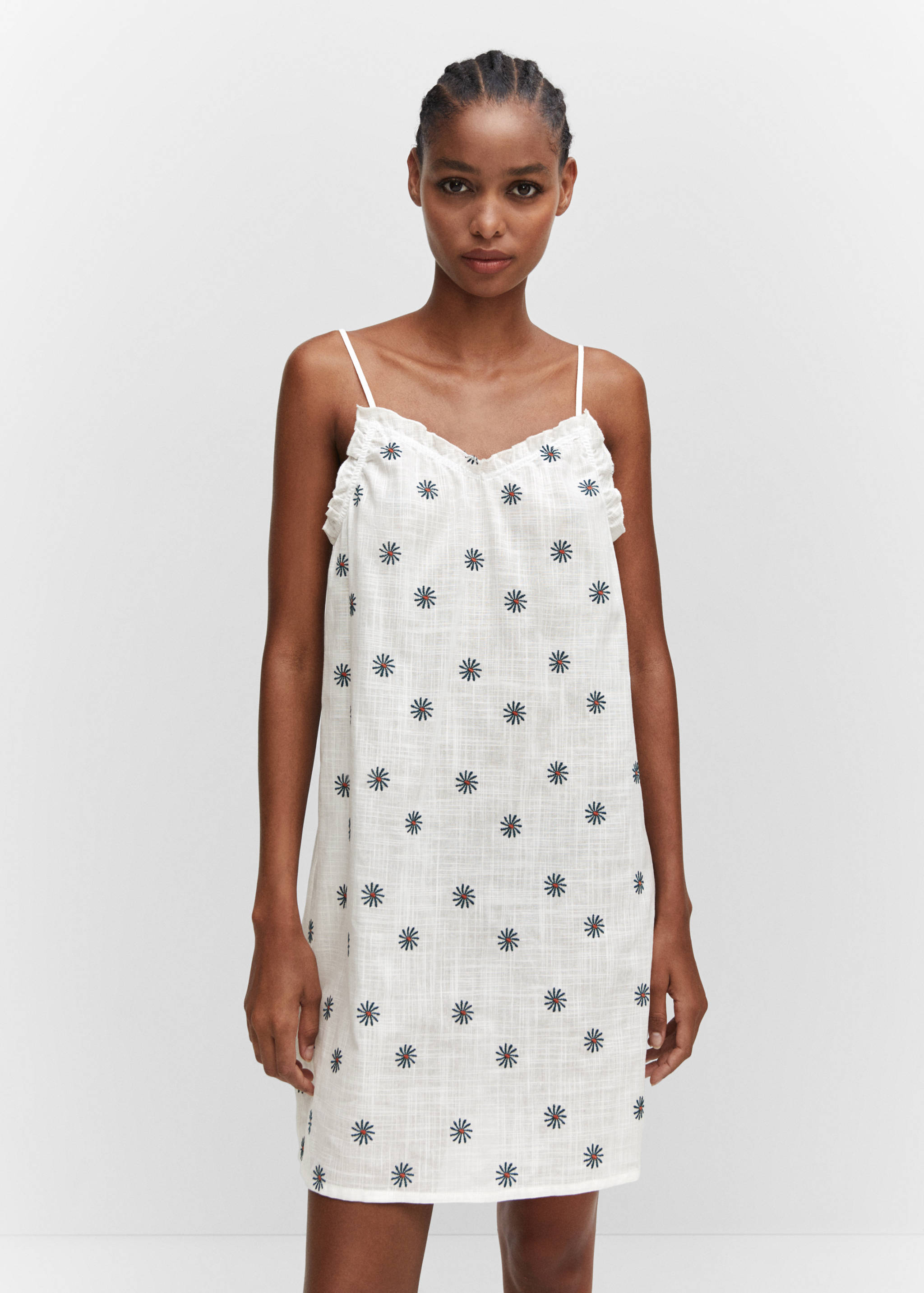 Ночная сорочка с вышитыми цветами - Средний план