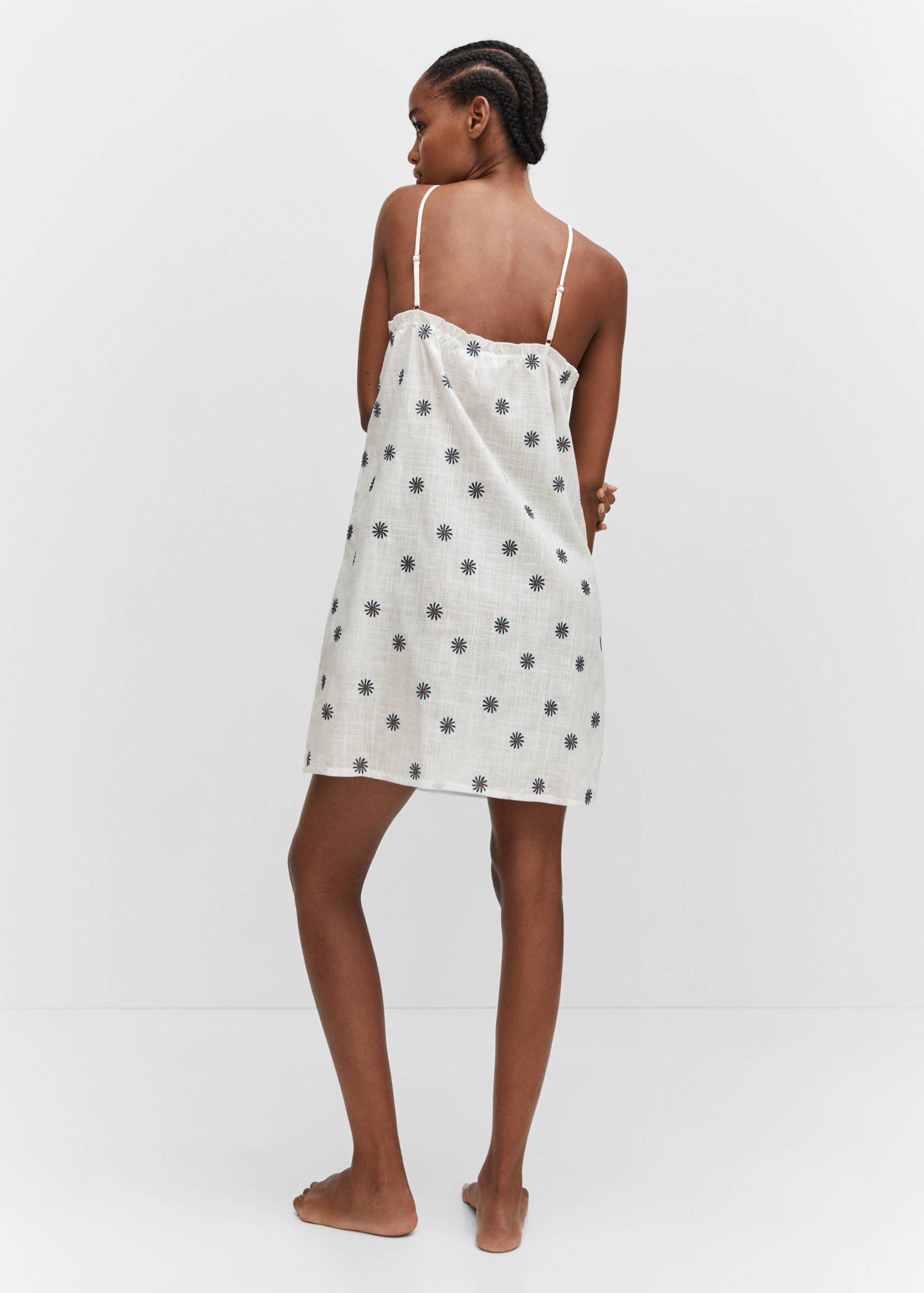 Ночная сорочка с вышитыми цветами - Обратная сторона изделия