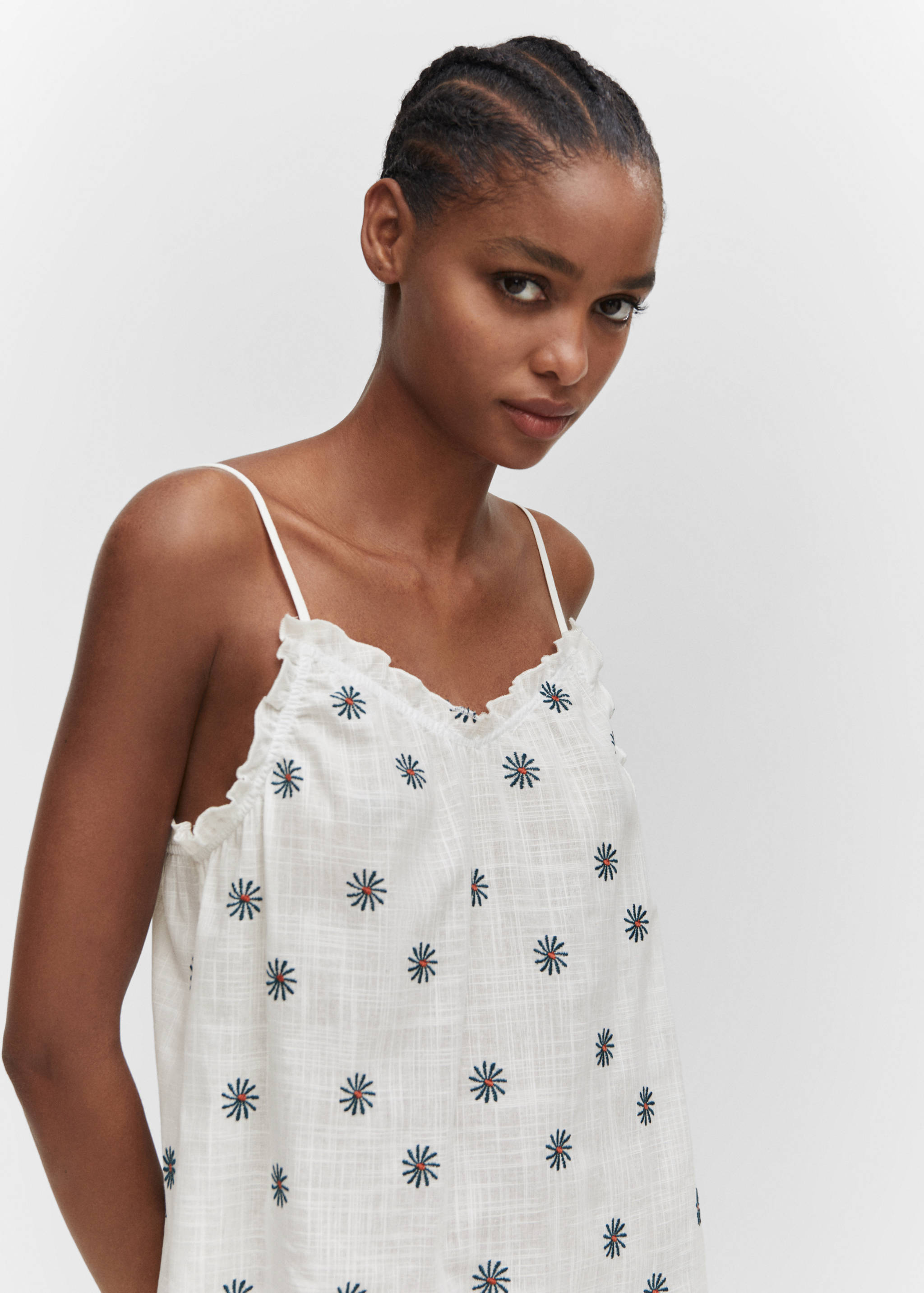 Ночная сорочка с вышитыми цветами - Деталь изделия 1