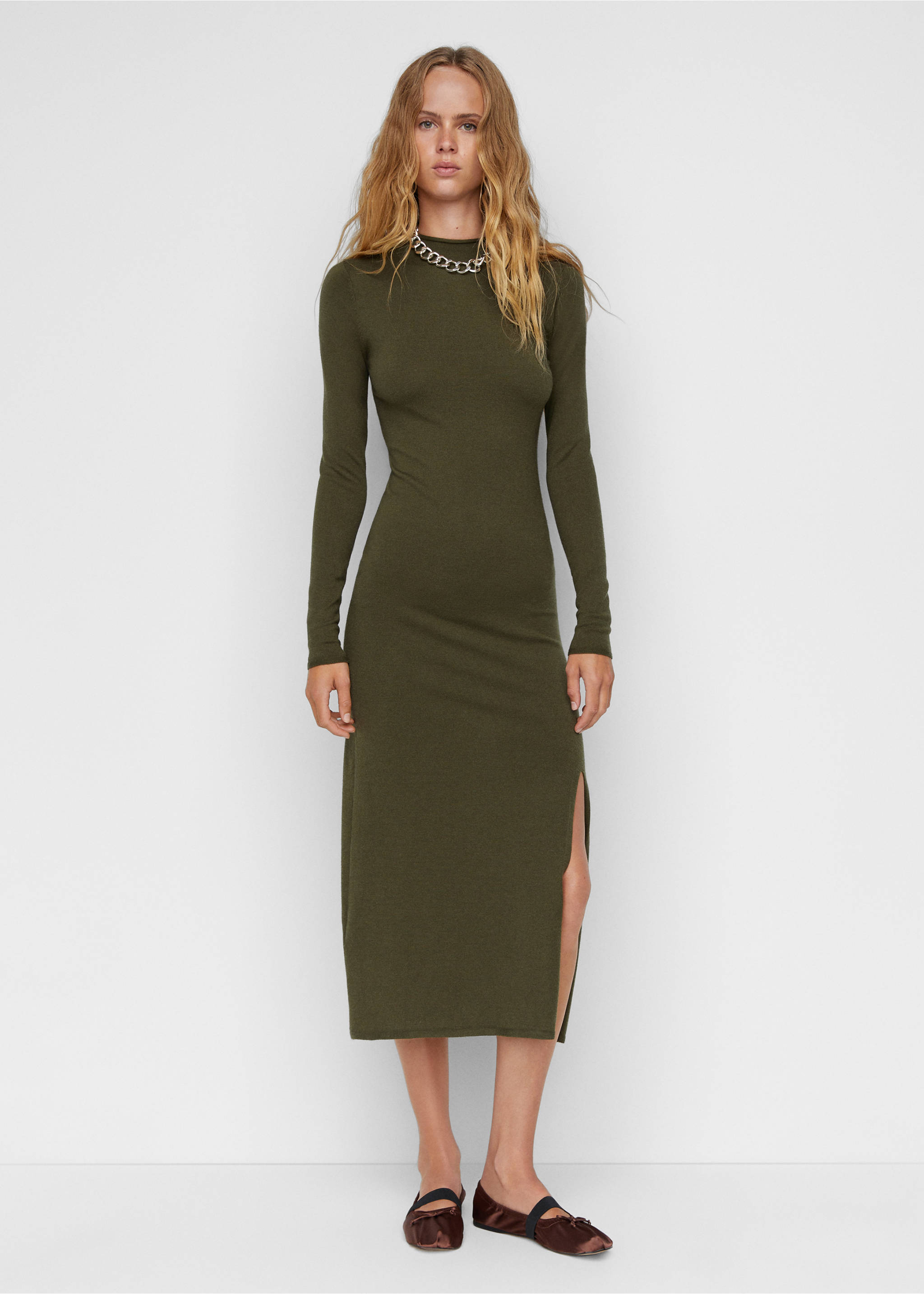 Knitted dress with side slit - General plane, Khaki. Ref: 57015796-00.