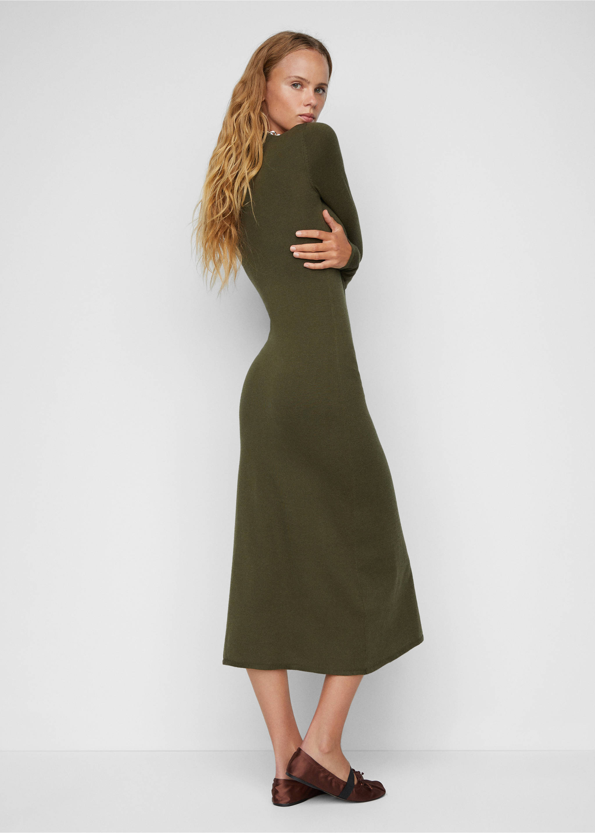 Knitted dress with side slit - Reverse of the article, Khaki. Ref: 57015796-00.
