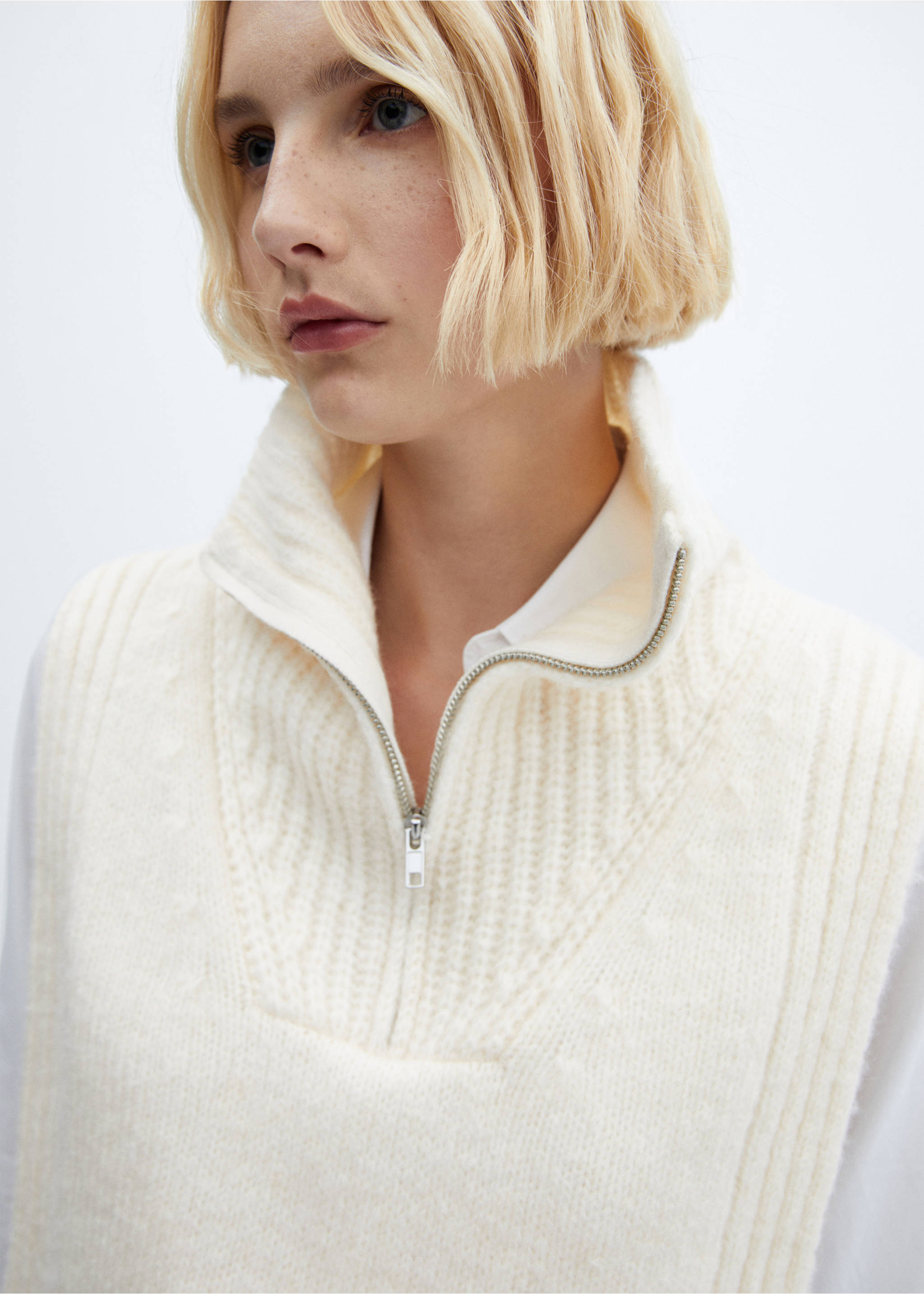Open-sided gilet with zip neck - Details of the article 1, Vanilla. Ref: 57015797-00.