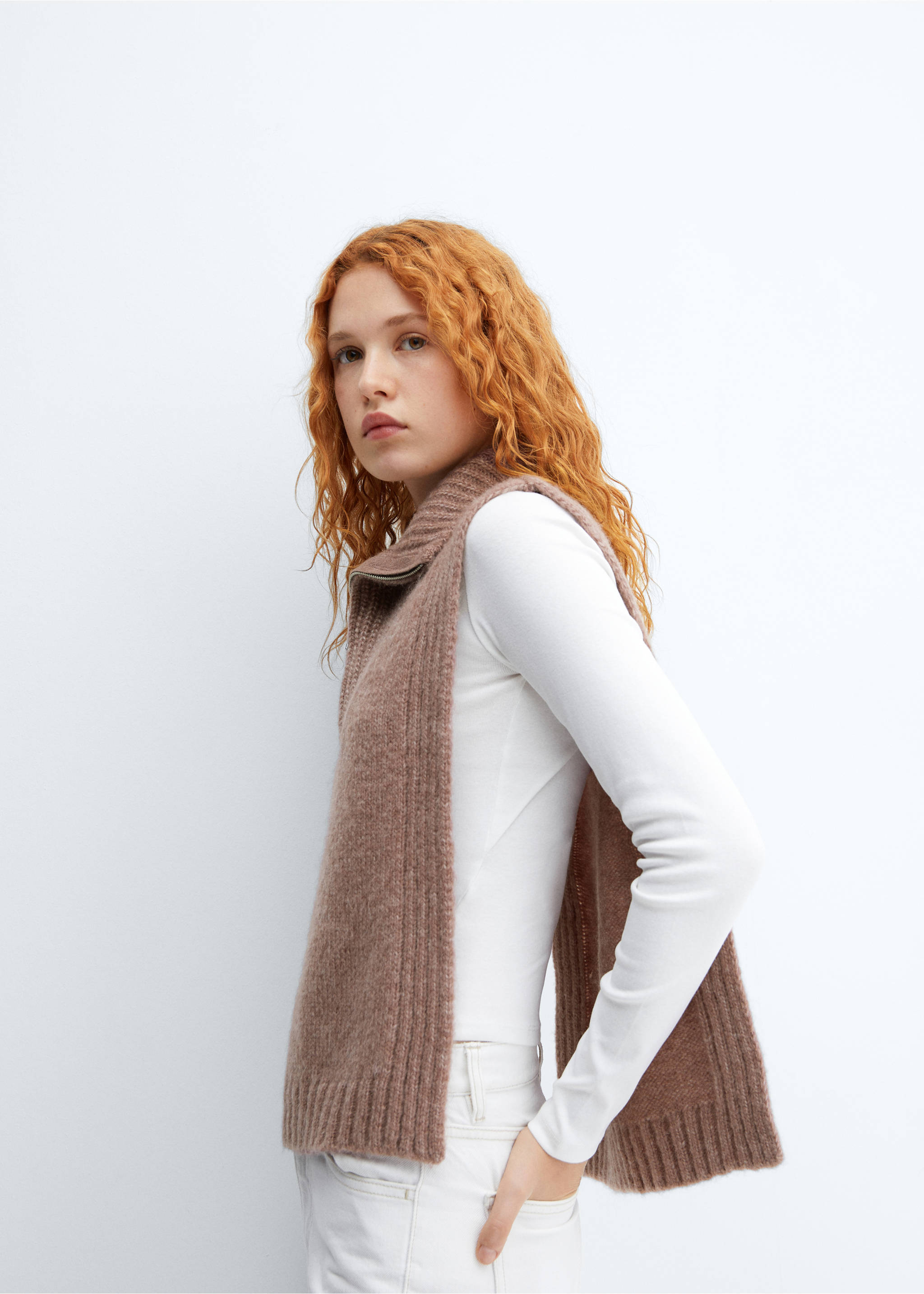 Open-sided gilet with zip neck - Details of the article 2, Pale Pink. Ref: 57015797-00.