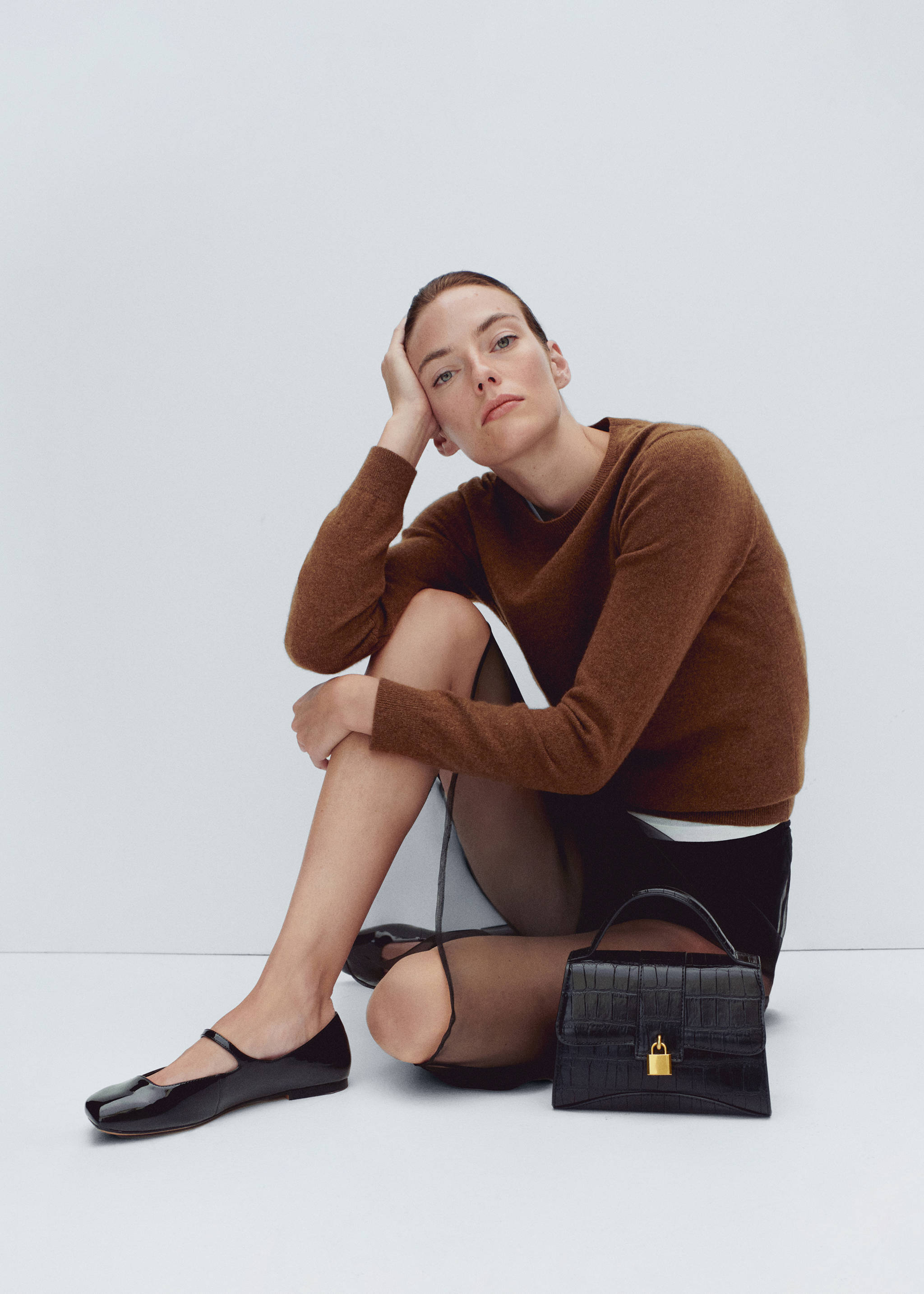 Carteira com efeito de crocodilo e corrente - Plano geral