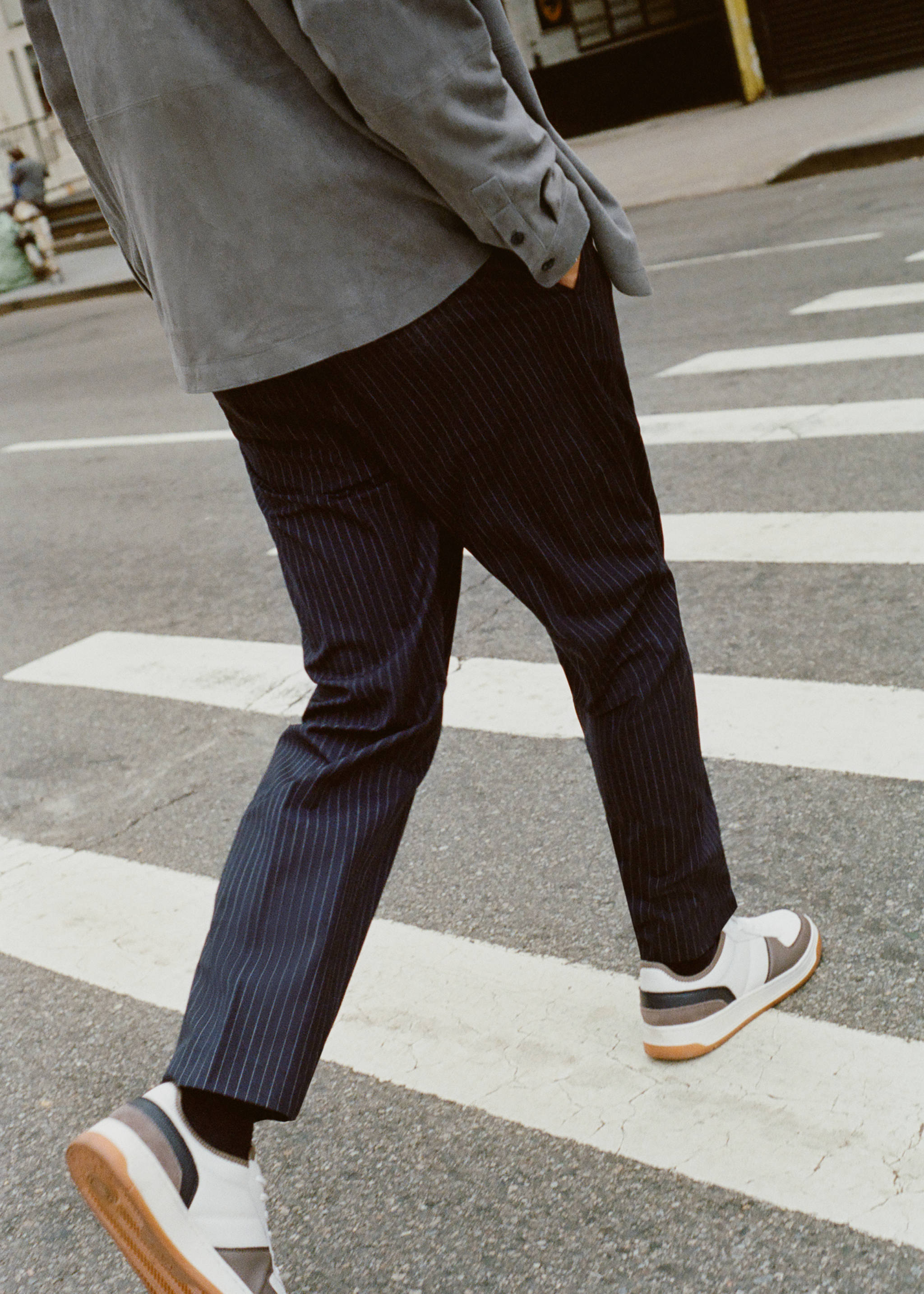 Pantalon en laine à fines rayures - Détail de l'article 5