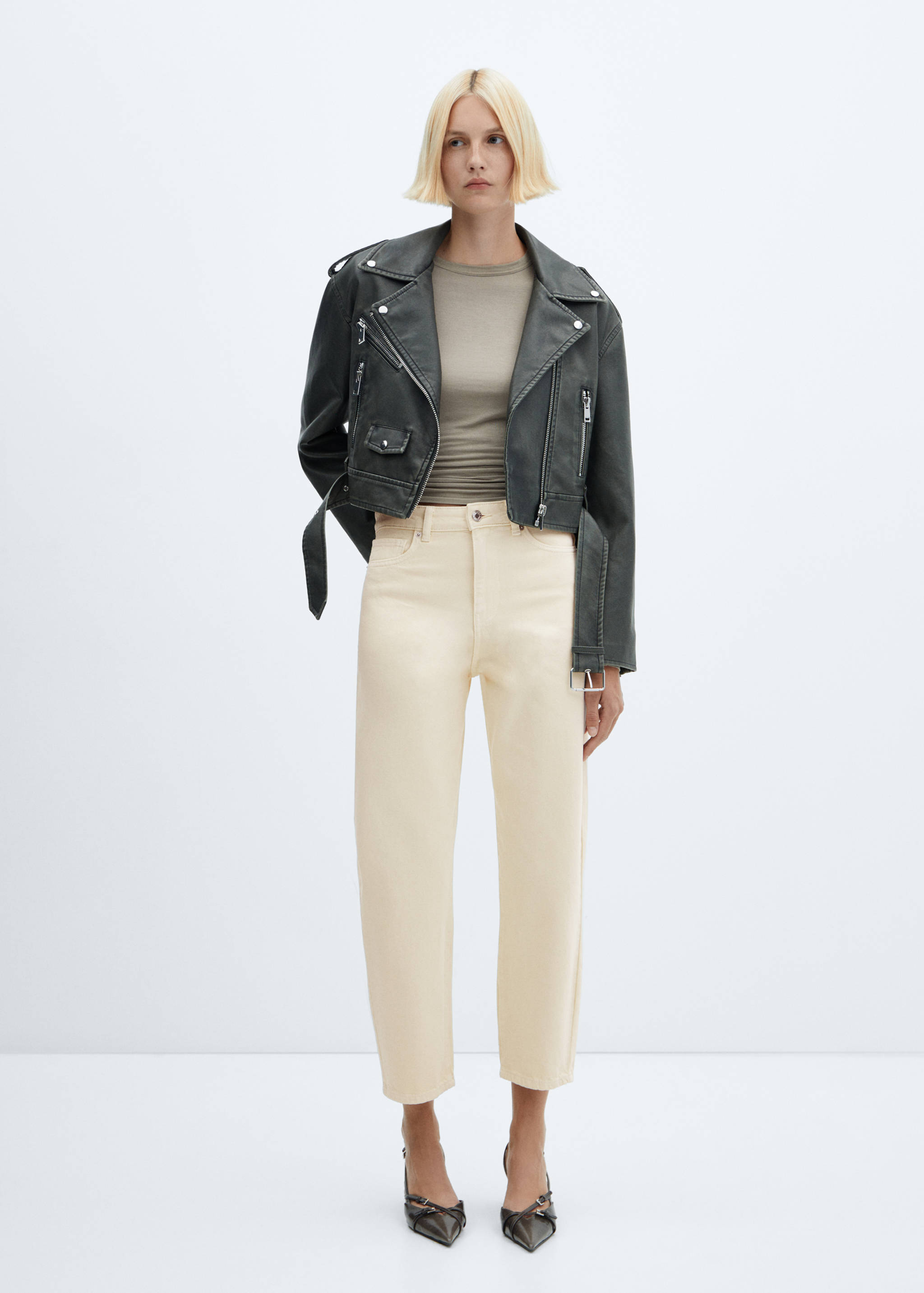 Джинсы слоучи с завышенной талией - Общий план