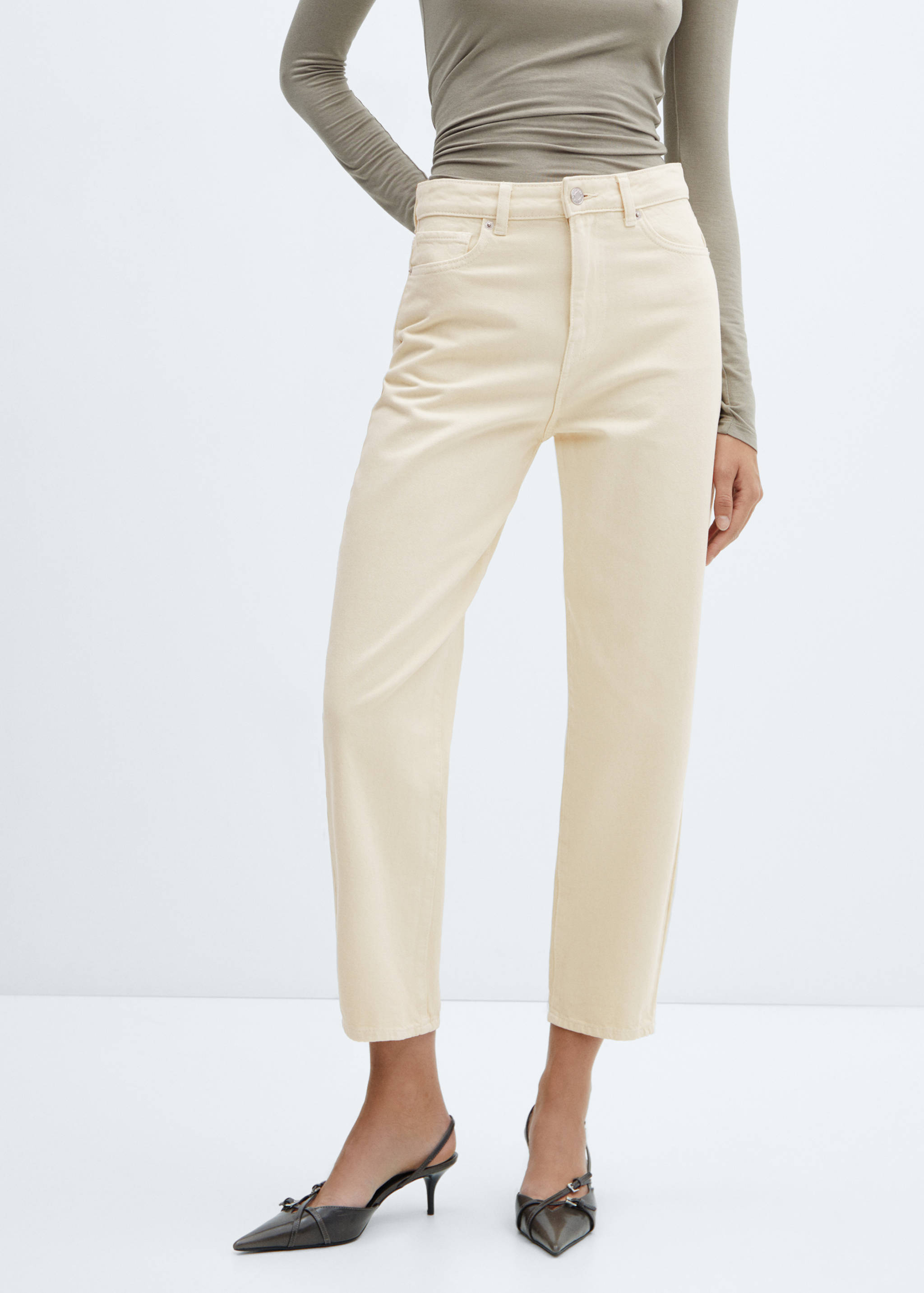 Джинсы слоучи с завышенной талией - Средний план