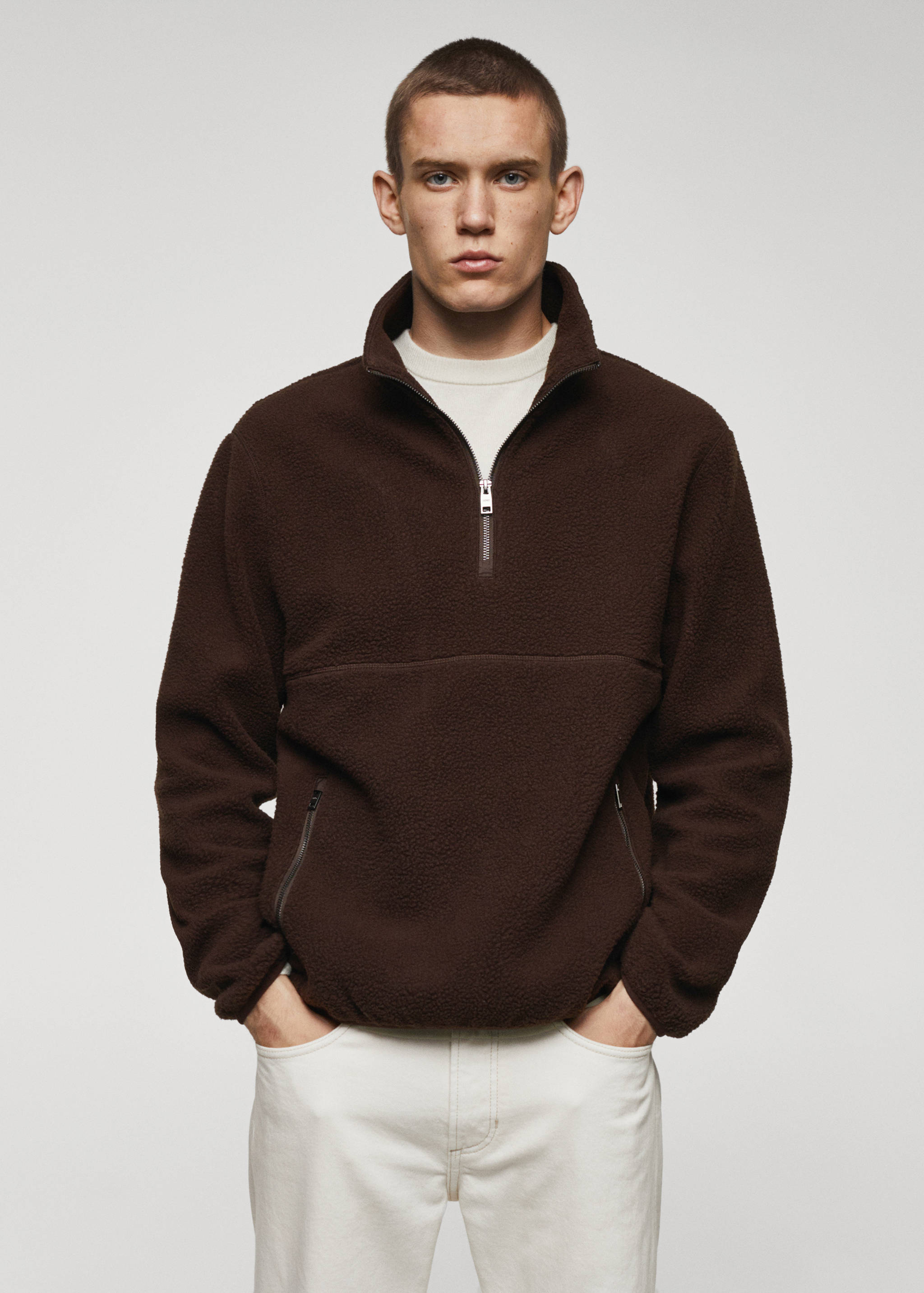 Свитшот из флиса с воротником и молнией - Средний план