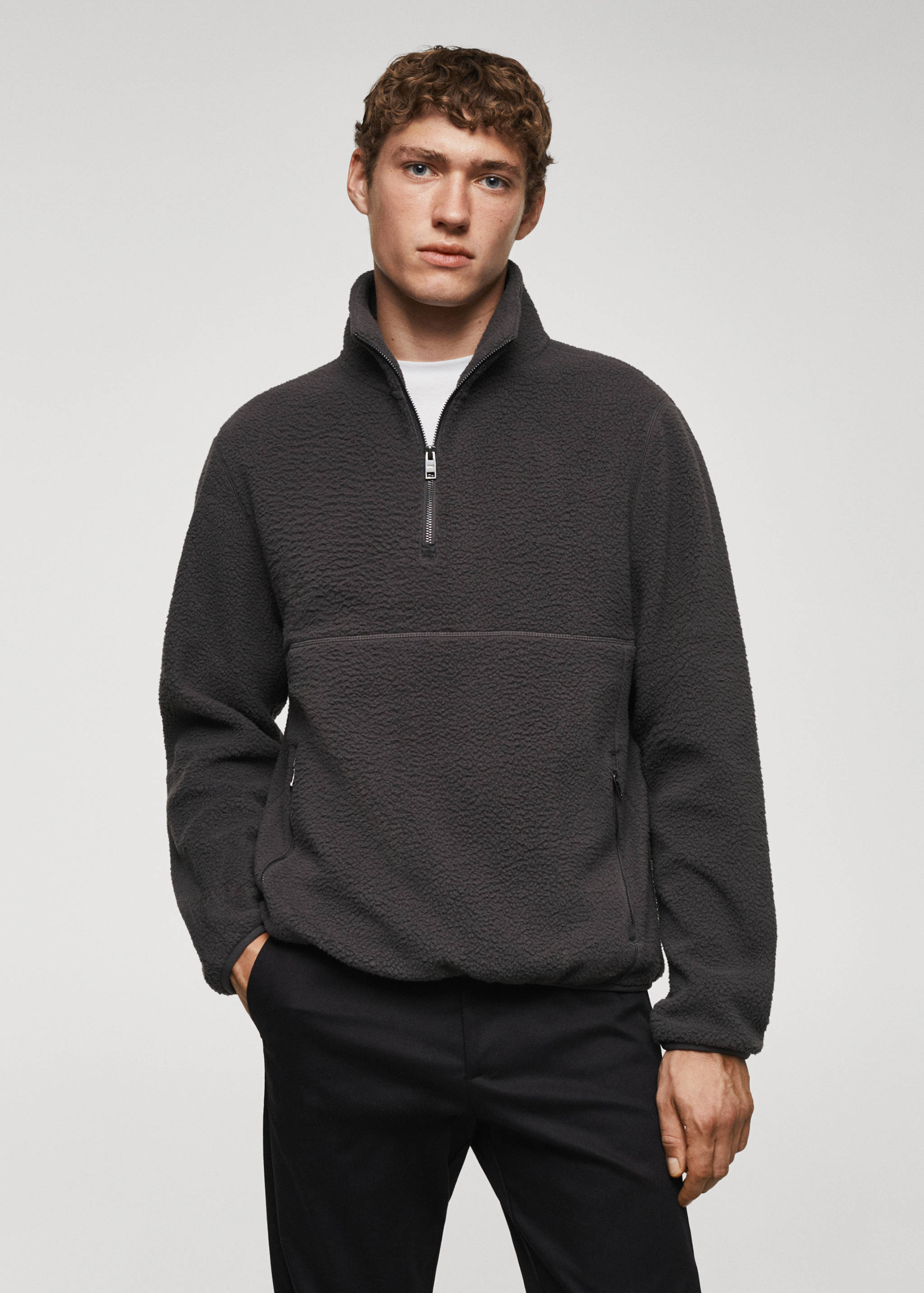 Свитшот из флиса с воротником и молнией - Средний план