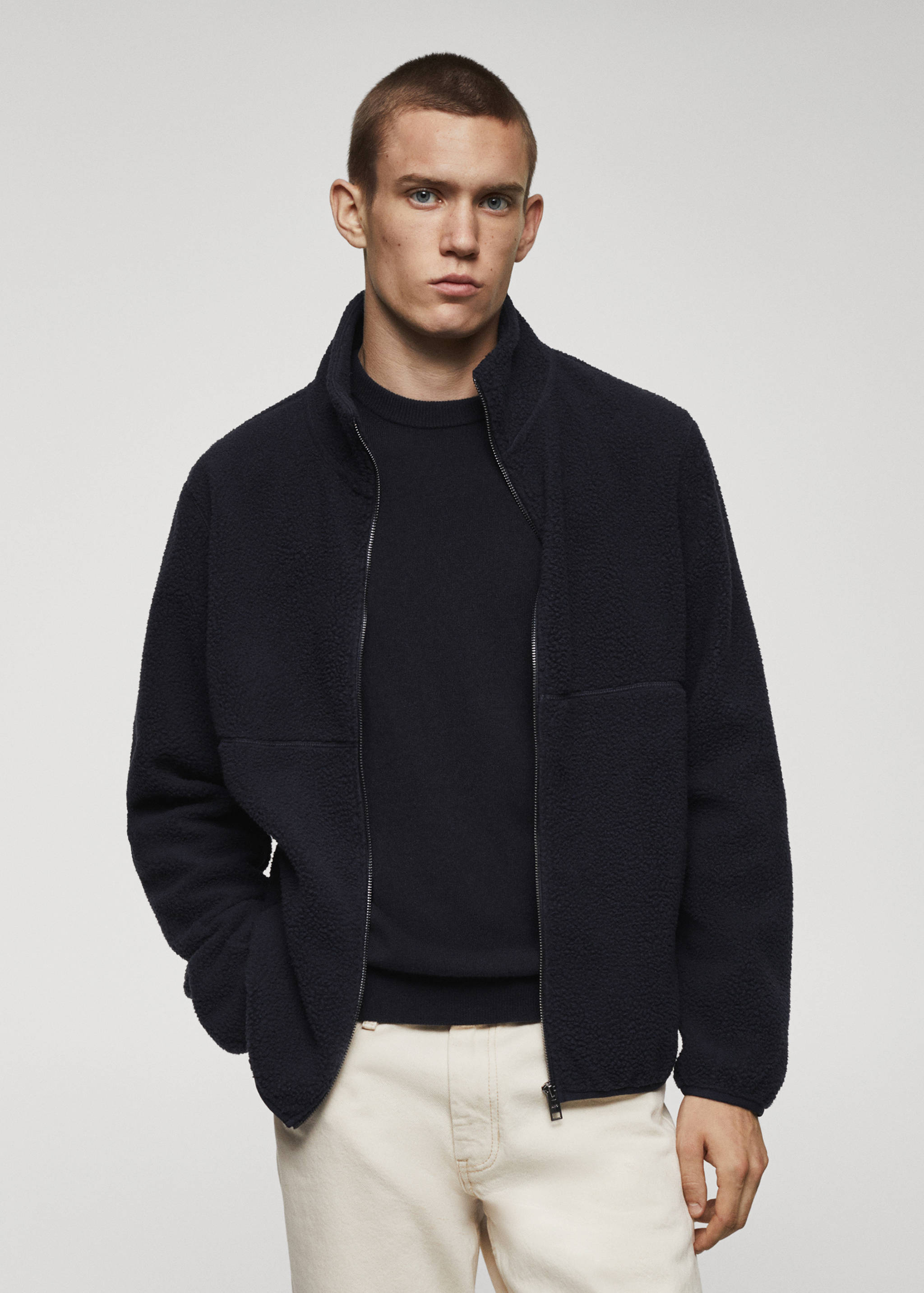 Свитшот из флиса с воротником и молнией - Средний план